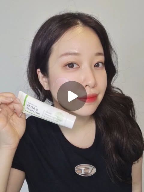 #광고 요즘 피부가 예민해지면서 붉은기랑 속건조가 계속 신경 쓰였는데
이번에 써본 #3W클리닉 EGTRA-D 리페어 크림 진짜 만족도 높았어요 🤍

제형 자체가 엄청 쫀쫀한데 막 무겁거나 답답한 느낌은 아니고
바르는 순간 피부에 싹 밀착되면서 흡수되는 느낌..!
메이크업 전에 써도 밀림 없어서 아침저녁 둘 다 사용 중이에요✨

특히 마음에 들었던 건
EGF + 트라넥삼산 + 판테놀 조합이라
피부 장벽 케어랑 진정, 잡티 고민까지 한 번에 관리되는 느낌이었다는 점💚

병풀잎수 660,000ppm 들어가서 그런지
예민한 날에도 편안했고
사용 후 피부결이 한층 매끈해 보이는 느낌이 좋았어요🥹

고함량 기능성 크림이면 보통 무겁고 끈적한 경우 많잖아요?
근데 이건 흡수력이 진짜 괜찮아서 손이 계속 가는 타입!

민감성 피부 자극 테스트도 완료했고
미백·주름 2중 기능성이라 데일리 재생크림 찾는 분들 추천✨

요즘 피부 컨디션 무너졌다 싶으면
네이버에 “이지트라 크림” 검색해보세요 👀
네이버 단독 판매라고 해서 더 궁금해서 써봤는데 만족중!

@3wclinic.official

#3W클리닉 #이지트라크림 #EGTRA_D #재생크림추천 #EGF크림 #트라넥삼산크림 #장벽크림 #민감성크림 #피부진정 #기미크림 #잡티케어 #판테놀크림 #속건조크림 #데일리크림 #광채피부 #피부장벽관리 #홈케어추천 #뷰티후기 #크림추천 #스킨케어추천
