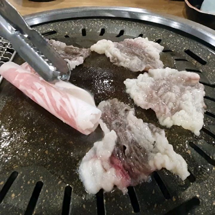 엄마랑 차돌박이...ㅎ
.
교정했는데도 먹겠다는 의지 ㅋㅋㅋㅋㅋㅋㅋㅋ
.
#차돌박이 #맛있다그램 #먹스타 #뷰스타그램 #코로나 #음식스타그램 #먹방스타그램 #먹스타맞팔 #오늘하루 #일상 #데일리 #소통스타그램 #인친 #먹스타그램 #인스타데일리