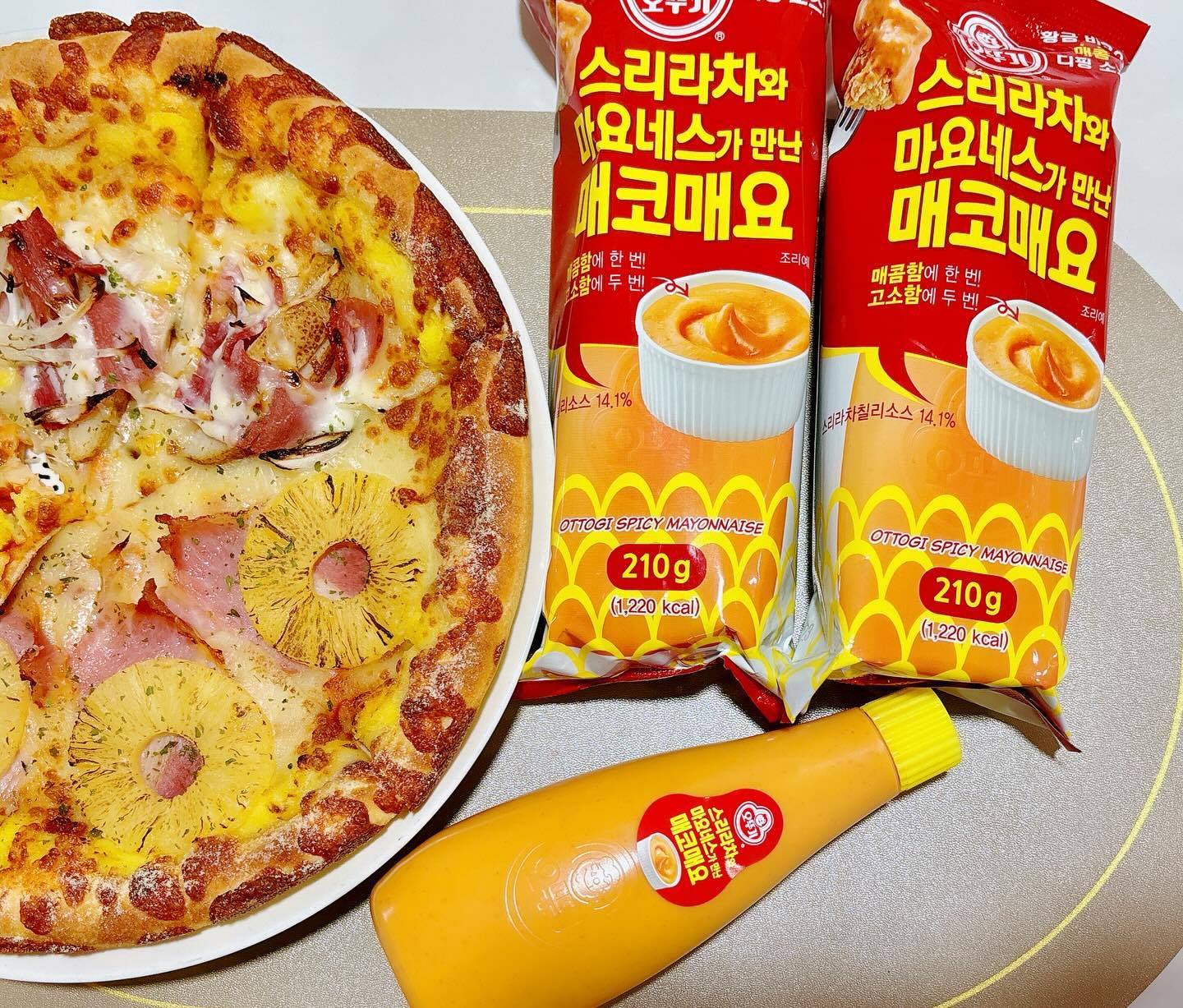 #제품협찬
소스 덕후, 특히 마요네즈 덕후 로쒀...☆
오뚜기 매코매요...
나... 너... 좋아하냐...
😋

스리라차와 마요네스가 만난 오뚜기 매코매요✨
스리라차소스의 깔끔한 매콤함과 
오뚜기 마요만의 고소함이 만나 大박 소스 탄생 ჱ̒ ｰ̀֊ｰ́ )

어느 한쪽의 과함 없이 최적의 황금비율로 
매콤함에 한 번! 고소함에 두 번! 반하게 되는 
천상의 딥핑 소스라고 할 수 있고요😭

1가정 1매코매요 구비 필수🛒
냉동 튀김류, 피자, 치킨, 스낵류 등등 딥핑해서 먹으면 
완전 찰떡궁합!

피자 테두리 찍먹 할 때 눙물 흘림🥹
올 연말 홈술 파티에 빠져선 안될 필수 딥핑 소스다!

오뚜기몰로 달려가자!🏃🏻‍♀️
https://www.ottogimall.co.kr/front/product/2699
.
.
#오뚜기 #매코매요 #스리라차마요 #스리라차소스 #마요소스 #오뚜기매코매요 #소스추천 #딥핑소스 #편의점신상 #튀김소스 #치킨소스 #피자소스 #햄버거소스 #나쵸소스 #편의점꿀조합