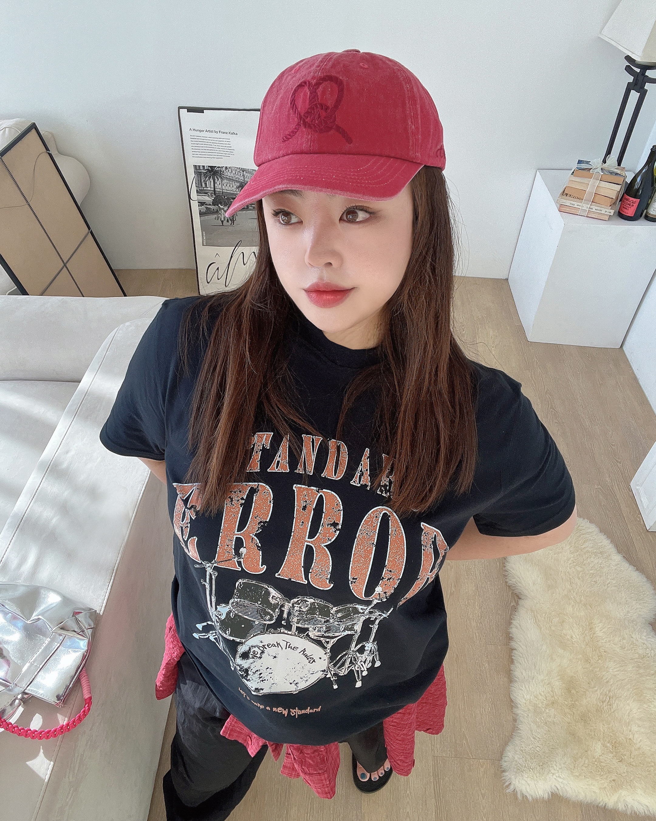 #협찬 @standarderror_official
빈티지한 프린트가 매력적인 #스탠다드에러 #반팔티셔츠 ❤️
하나만으로도 포인트가 되어줘서 요즘 즐겨 입고 있어요.🎶
.
.
.
#STANDARDERROR #빈티지반팔
