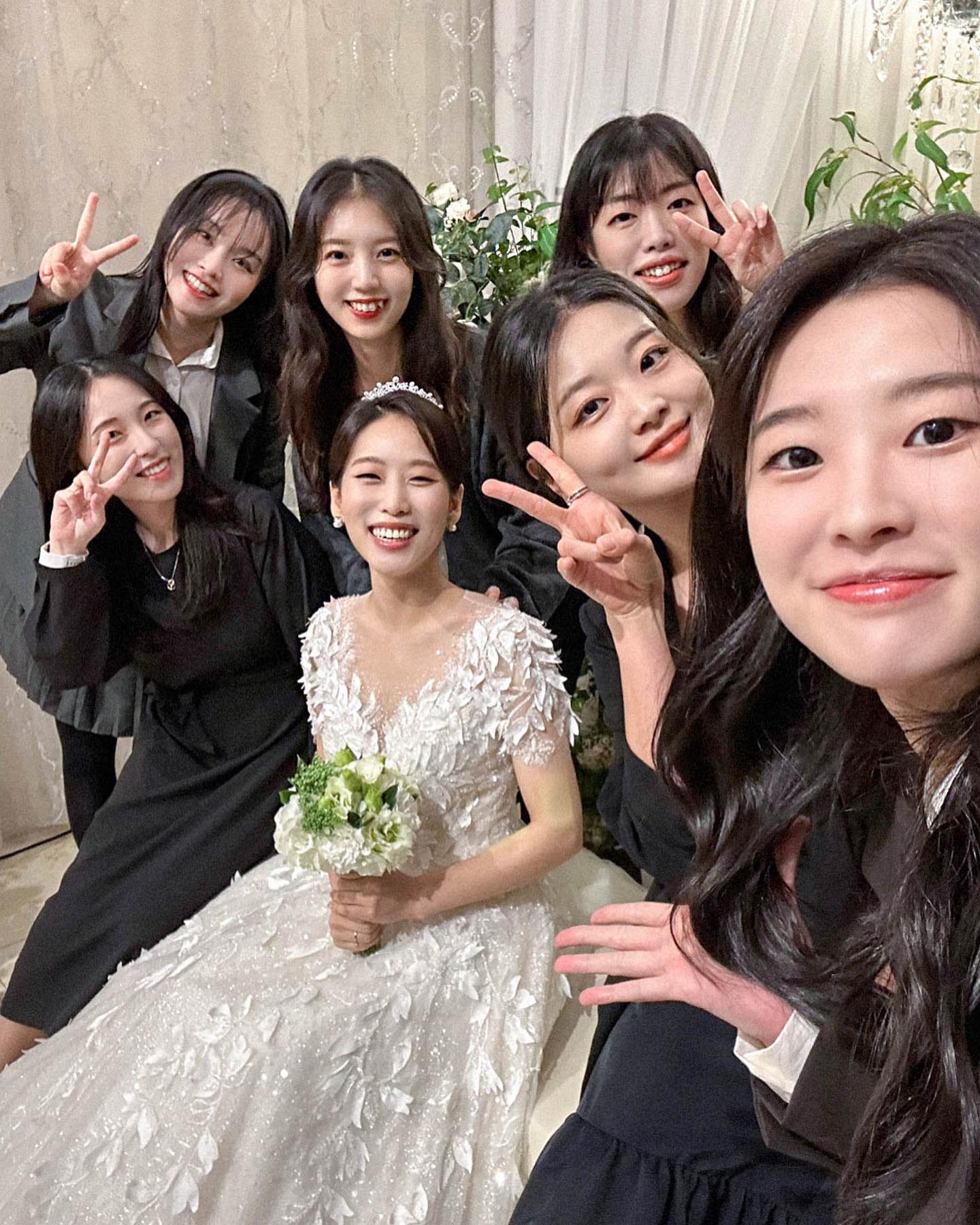 #첫줄안녕
갱혼식의 탈을 쓴 코병대전우회

햄보캐라,
우리 2주 굶은 쿼카🐨

...근데 왜 부케 내 쪽으로 안 던졌어?