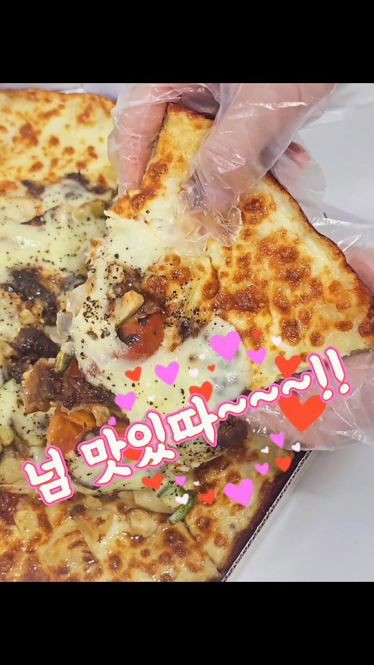 #협찬 #청년피자 #메가모짜치즈디쉬

청년피자 신메뉴 등장! 
치즈덕후라면 꼭 알고 가셔야하는 메가급 치즈피자!!
치즈 위에 또 치즈가 토핑으로~
위, 아래 엣지까지 치즈로 꽉꽉 채운 피자라구욧👍

단순 치즈피자라고 생각하면 오산이쥬~
숯불향 가득한 필리스테이크 토핑이 
불맛가득 풍미를 끌어올려주고요~ 
상큼한 마리네이드 토마토가 어우러져 느끼하지 않고,
고소하면서도 짭쪼롬한 맛이 일품이에요♥️

엣지는 맛 없어서 버리는 분들 많으시죠?
메가 모짜 치즈디쉬는 엣지까지 치즈가 가득~~
뭐 하나 버릴 거 없이 엣지까지 맛있는 피자랍니다! 

청양마요소스도 잊지 말고 꼭꼭! 함께 드셔보세용~
.
➡️https://baeminkr.onelink.me/XgL8/bbfc7b5d
.
.

#청년피자신메뉴 #피자 #먹스타그램 #피자먹방 #피자추천 #피자메뉴추천 #피자맛집 #피자스타그램 #배달음식추천 #배달음식 #피맥