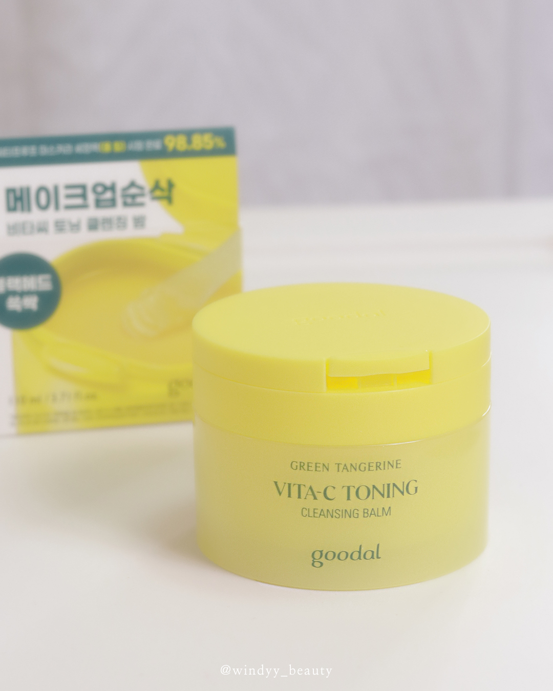 #제품제공
#구달 #청귤비타C토닝클렌징밤 #goodal 

구달 청귤 비타C 토닝 클렌징밤 110ml
모든 피부용 / 정가 24,000원

cliocosmetics_official goodal_official

블랙헤드뿐만 아니라 메이크업도 순삭 클렌징하는
구달 청귤클렌징밤은 이중세안이 필요없고 피부
트리플 톤 개선에 도움을 주는게 특징인 제품이에요.

청귤추출물과 비타민C민이 함유되어 세안 할 수록
마치 팩을 한듯 화사한 피부 톤 케어가 가능하고 
청귤의 상큼함을 담아낸 멜팅샤벳 제형이 피부 온도에
사르르 녹아 매끄러운 피부각질케어를 선사해줘요.

#클럽클리오서포터즈3기 #원스텝클렌징 #청귤클렌징밤 #올리브영클렌징밤 #피부톤각질케어 #멜팅샤벳타입 #구달청귤비타C토닝클렌징밤 #구달클렌징밤