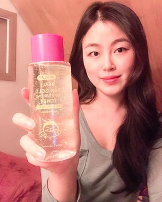 91_정은 on Instagram: “진짜 24K 금이 들어간 토너! - - - 일단 너무 좋음 너무 촉촉하고 냄새만 맡아봐도 너무 순하당 요즘 미세먼지때문에 피부 엄청 예민한데 무슨 토너가 아니라 에센스같이 번들거리지도 않으면서 피부에 잘 스며들고 끈적거리지도 않아서 메이크업할때에도…”