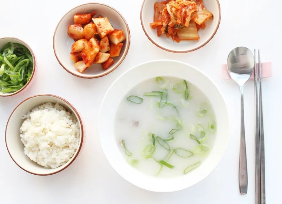#협찬 

겨울이면 더 생각나는 뜨끈한 곰탕 한그릇
집에서 직접 끓이기엔 엄두가 안나고
동네엔 맛있는 데가 없어서 아쉬웠는데

진짜 100% 한우로 정직하게 만들어
20년 이상 사랑받아오고 있는 
하리니 한우 사골 고기 곰탕을
이제 집에서도 만나볼 수 있답니다!

냄비에 부어 5분 정도 끓여준 뒤
입맛에 따라 소금으로 간해주고
송송 썰은 파와 후추 톡톡 해주면
맛있고 든든한 곰탕 완성-!!

✔️가마솥에 3일 동안 전통방식으로 푹 고아
깊고 찐~한 맛이 그대로 느껴지고
고기가 생각했던 것보다 많이 들어있어서
신랑과 아이들도 한그릇 뚝딱했네요👍

멸균시킨 뒤 급속 냉각하여
세균으로부터 안전하니 안심되고
다양한 국물 요리에도 활용할 수 있으니
냉동실에 쟁여두면 든든할 것 같아요~🤩
.
.
.
#사골곰탕 #한우곰탕 #한우사골곰탕 #곰국 #사골국 #사골육수 #고기곰탕