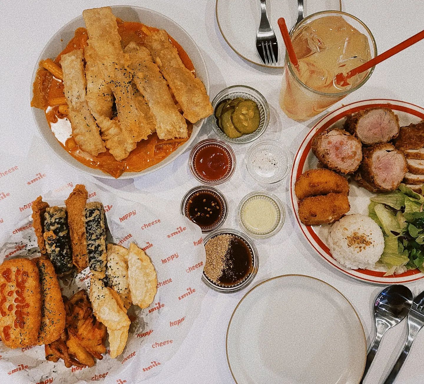세상에..서현역에 이런 찐맛집이 생기다니 😂
진짜 대존맛의 향연...
👍로제떡볶이에 중국식 당면튀김..완전 존맛
👍분식집에 미친 돈가스퀄리티...
👍인스타갬성의 가게 인테리어까지
❗장소 : 해피치즈스마일
조만간 여기는 엄청 뜨겠군...다음엔 웨이팅해야할삘 ㅜㅜ
#서현역맛집#분당신상맛집#서현신상맛집
#서현역분식집#서현역떡볶이#서현맛집
#해피치즈스마일#서현데이트맛집#서현데이트
#서현역돈가스#서현역찐맛집#서현동맛집