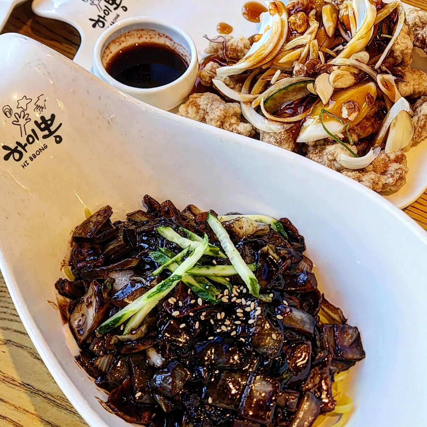 🏷 하이뽕 장림본점
✔️ 오삼블랙면(간짜장) 8,000원
✔️ 찹쌀탕수육 13,000원

#장림맛집 이자, 불맛 가득한 요리와 식사를 즐길 수 있는 #장림중국집 !

하이뽕이 처음 생겼을 때부터 12년째 꾸준히 가고 있는 #나만알고싶은맛집 이지만 이미 여러지점이 생겨서 #소문난맛집 이에요. 
그 중에서도 본점이 제일 맛있는 건 안비밀 🧡

1~2층으로 되어 있어 홀도 넓고 회식이나 모임하기도 괜찮아서
다가오는 연말회식, 망년회 고민중이신분들은 하이뽕 장림본점 추천드려볼게요 !

모든 메뉴 다 먹어 본 단골이라, 전 메뉴 다 맛있다고 자부할 수 있지만 ! 그 중에서 꼭 먹어보시라고 꼽는 메뉴는 ✔오삼블랙면 ✔크림뽕 ✔찹쌀탕수육
 요건 못참지 🤤
(사실 정말 다 맛있어요, 어느 메뉴든 실패 없음)

➡️ 주소
부산 사하구 장림로 228
(장림역 3번출구에서 266m)

➡️ 전화번호
051-261-9366

➡️ 영업시간
11:00 - 22:00

➡️ 참고사항
단체석O / 예약O / 주차O / 포장O / 배달O
#사하구맛집 #사하구밥집 #사하구중국집

.
.
.

#오삼블랙면 #크림뽕 #핫뽕 #레드뽕 #하이뽕 #하이뽕본점 #장림하이뽕 #하이뽕장림본점 #장림중국집 #장림맛집 #다대포맛집 #사하구맛집추천 #율하하이뽕 #사하구모임장소 #사하구회식 #하단맛집 #하단밥집 #하단중국집 #하단회식 #괴정맛집 #괴정밥집 #엄지대장