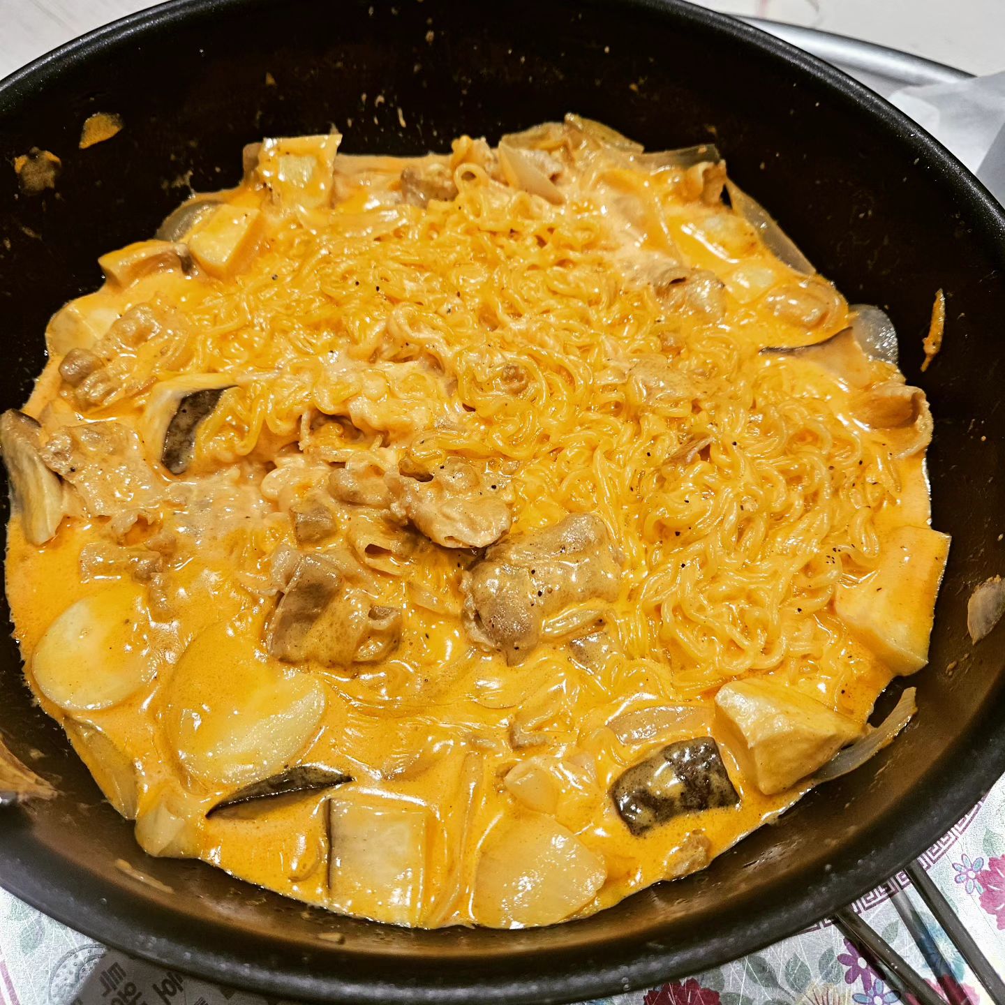 .
식영이형 유튭보고 따라하기
신라면투움바파스타🍝
#성시경레시피 #먹스타그램 #맛스타그램 #신라면투움바 #라면레시피