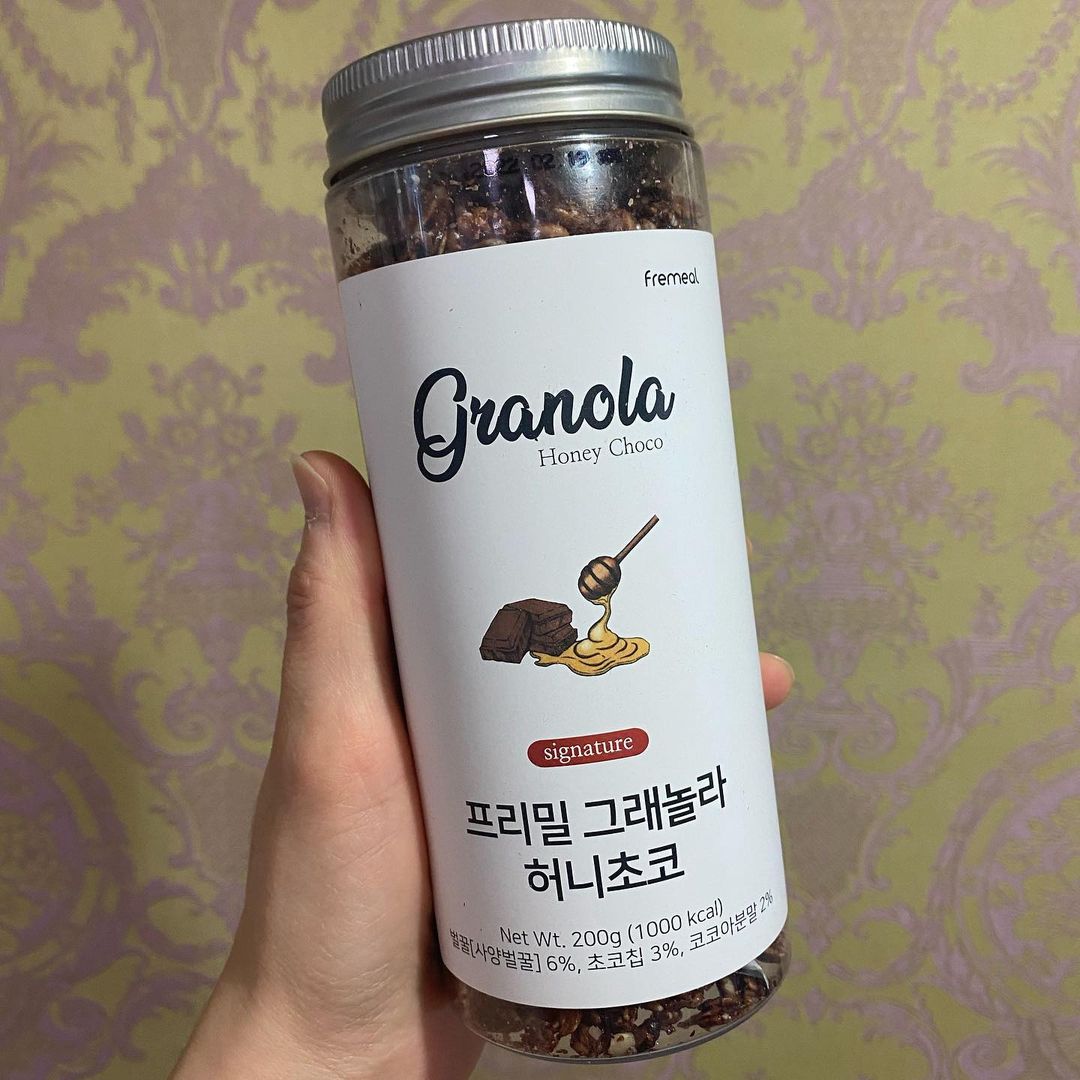 @lovely.eun___ on Instagram: “여심 저격 저 세상 맛 그래놀라 #프리밀그래놀라시그니처허니초코 🍯🍫 신선한 국내산 흑미와 올벼쌀로 만든 플레이크와 설탕 대신 국내산 꿀을 사용한 #그래놀라