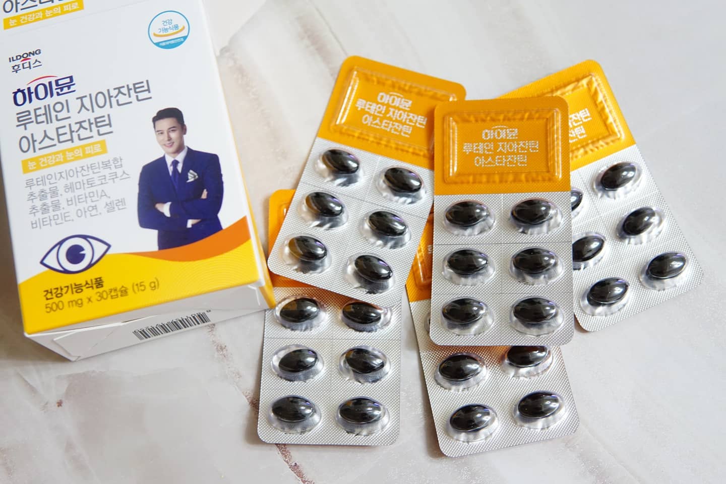 #협찬 루테인은 매일 챙겨먹어야 한다는거 아시죠❓🙋‍♀️🙋‍♀️
이 제품은 주원료(루테인지아잔틴+아스타잔틴)이 함유된 똑똑한 건강식품이에요~
루테인은 눈 망막의 중심 시력을 담당하는 황반의 구성물질로,
노화로 감소되는 황반색소밀도를 유지해줘서 눈 건강에 도움을 주는 성분이라
매일매일 1일 섭취량을 챙겨 먹는게 눈건강에 정말 좋아요~!~!~
저도 루테인 몇년째 챙겨 먹고 있어요.
먹을때랑 안 먹을때랑 정말 차이가 있으심.. (+ 아로니아랑 같이 먹으면 더 좋음! )

특히나 저처럼 난시가 있어서 시야가 흐릿하거나 시야가 또렷하게
보이지 않는분들이라면 꼭! 루테인 챙겨 먹어줘야 해요 🙏😉

게다가 이 제품은 눈 건강에 필요한 핵심 원료들을 한 캡슐에 담아
눈의 '앞','뒤' 를 모두 케어해주는 제품으로 하루 1알만 섭취해도
하루 섭취권장량의 100%를 섭취할 수 있어서 좋아요 ❣❣

개인적으로 알약도 작고, 약 특유의 냄새도 안나고, 혓바닥 위에서 잘 녹지도 않아서
약 거부감 많은 저도 편하게 잘 먹고 있답니다^^

루테인 관심있으신 분들은 제품구입처에서 상세내용 보시고 먹어보세요!
🚩제품 구입처 : "네이버에서 ‘하이뮨 루테인’ 검색!"

⚠️루테인 제조특허를 보유한 재배농장에서 순수한 마리골드꽃 추출물만을 
사용해서 만든 제품이기 때문에 믿고 먹을 수 있어요
⚠️항산화 영양소 비타민A+비타민E 포함 9종 복합기능을 갖췄어요
(루테인,지아잔틴,비타민A,비타민E,아연,셀렌 등)
⚠️우수건강기능식품 제조기준 GMP인증 제조시설에서 생산되었어요
⚠️일동후디스의 건강기능식픔 브랜드 하이뮨의 제품이에요

#하이뮨 #루테인지아잔틴아스타잔틴 #하이뮨루테인지아잔틴아스타잔틴 
#루테인추천 #루테인 #지아잔틴 #아스타잔틴 #일동후디스 #후디스 
#눈영양제 #눈건강 #부모님선물 #눈침침 #눈건조 
#눈영양제추천 #눈건강루테인#루테인지아잔틴#눈건강약
#난시#아로니아#시력#시력보호