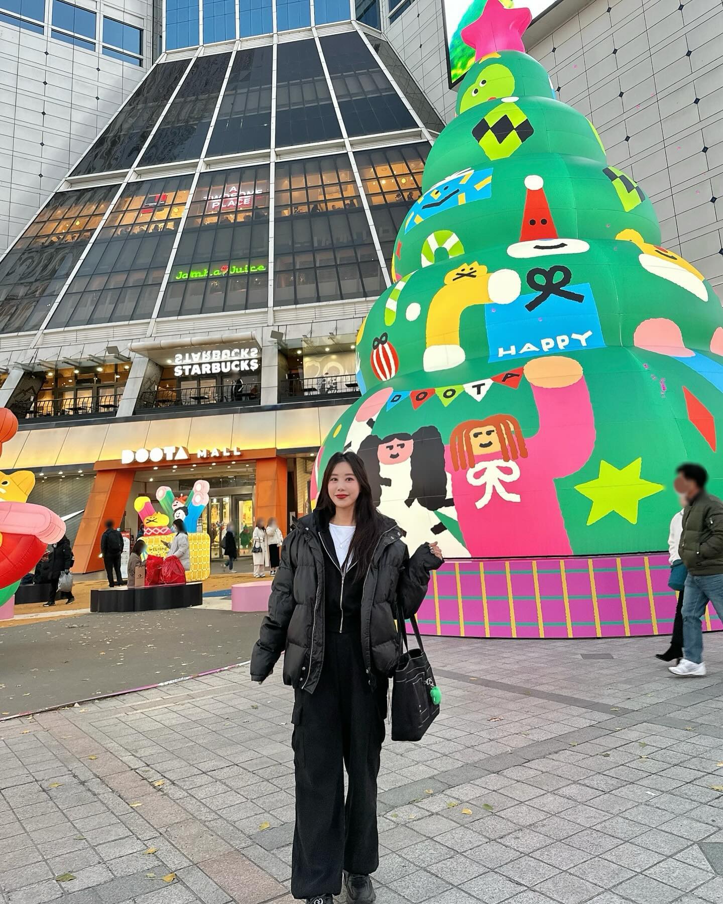 #광고 두타광장 "두타 해피 윈터랜드 (Doota Happy Winterland)"에 크리스마스 트리가 생겼어요🎄
.
. 두타와 일러스트레이터 김다예 작가 협업으로 선보이는 따뜻하고 행복한 겨울 이야기 올 겨울 특별한 사진 명소에요
.
.
연인과의 데이트/가족이 함께 추억을 만들 수 있는 곳이니 가셔서 꼭 사진 찍어보세요
(한국인&외국인 여기서 사진 많이 찍더라구요 밤에보면 더 이뻐요)
.
. 밤 12시까지 심야쇼핑을 즐길 수 있는 "두타몰"🖤
.
. 지난 9월 확장 리뉴얼 오픈한 나이키 두타점은 국내 유일 밤 12시까지 영업, 11월 심야쇼핑 이벤트 진행 하고 있어요
.
. 트랜디한 패션, 동대문 최대 와인숍/와인바, 다양하 식음매장/카페까지 다음에는 와인먹으려 가려구요 
푸드코트에서 밥먹고 쇼핑까지 원스톱으로 즐기다 왔어요
.
.
'24학년도 수능 수험생 대상 특별 이벤트를 진행하고 있어요 (자세한 내용은 두타몰 APP에서 확인하세요)
.
.
doota_official 
#두타 #두타몰 #DOOTA #동대문 #두타해피윈터랜드 #나이키 #탭샵바 #청계천만물상 #리빙크리에이터 #수능 #쇼핑 #꿀꿀진순대