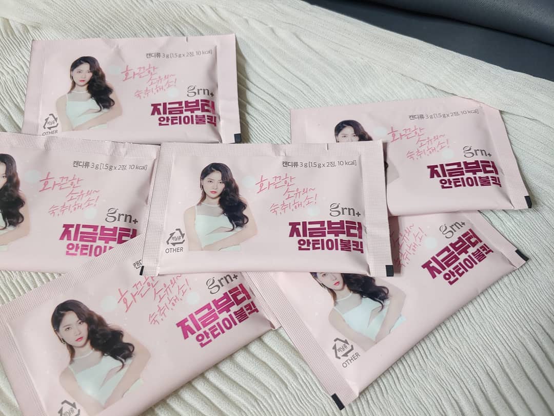 김지현 on Instagram: “술쟁이 필수품 지알엔 숙취해소제😏😏 나이가 드니 술마신 다음날 숙취가 왜이렇게 심한지, 하루면 괜찮아 지더니 이제는 3-4일은 고생하는듯 😥😥 지알엔 안티이불킥 숙취해소제는 캔디류로 먹기도 편하고, 파우치안에 쏙 들어가는 사이즈로, 휴대성도 좋음…”