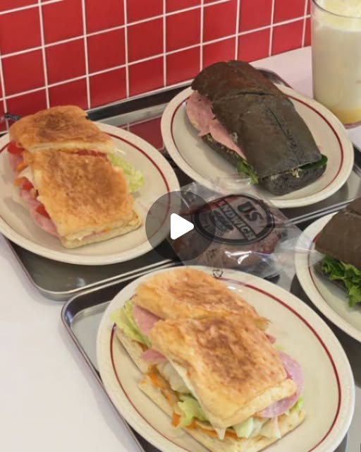 #광고 왕십리 샌드위치 맛집 발견!🥪
까만 먹물 빵 샌드위치 실화냐고🖤😎
먹물바질 / 트러플잠봉뵈르 / 페이스츄리
셋 다 장르가 달라서 다 먹어봐야 하고,
초당옥수수라떼 구수하고 달달해요 🌽 

✅ 주문 추천 조합 저장해가세요
🥐 어스샌드위치(페이스츄리)
— 겉은 바삭 속은 꽉 찬 조합 미쳤음
🖤 먹물바질샌드위치
— 비주얼이 진짜 독보적임
🥩 트러플잠봉뵈르
— 트러플 향 은은하게 나는데 진짜 맛있어요
🌽 초당옥수수라떼, 딸기라이
— 샌드위치 사이드로 이게 정답🤤

레드 타일 인테리어에 우드 체어 조합이
인스타 배경으로도 완벽한 공간 📸

📍 어스샌드위치 왕십리점
서울 성동구 무학로 4, 1층 (도선동)
오전 9시 ~ 오후 9시 30분 / 매일 영업

👉 같이 가고 싶은 사람 태그하기 @ ↓
저장하고 다음 왕십리 약속 여기로 잡아요 🤍

#어스샌드위치 #왕십리샌드위치
#샌드위치맛집 #바게트샌드위치