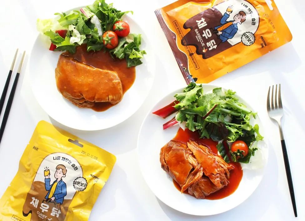 #협찬 

미어터지는 냉동실 걱정 NO!
실온 보관 가능하고
그냥 그대로 먹어도 맛있는
닭가슴살이 나왔어요!

요즘 체중조절에 진심이라
닭가슴살과 친해지려 노력 중인데
#채우닭 실온보관 소스 닭가슴살 2종은
실온 보관 가능해서 자리 부담도 없고
자체가 너무나 부드럽고 촉촉해서 안 데우고
그냥 먹어도 참 맛있더라고요~:)

✔️커리맛
부드럽고 고소하면서
약간 매운맛으로 진하고 묵직해요

✔️바베큐맛
생야채와 과일의 달콤함을 더해
은은한 불향을 느낄 수 있답니다

건강한 식재료에 방부제를 넣지 않아 안심되고
샐러드랑 잘 어울리면서 치밥으로도 딱!

조리 없이도 결대로 잘 찢어지고
소스 양이 넉넉해서도 맘에 들었는데
따뜻하게 먹고 싶을 땐
따뜻한 물에 봉지째 1~2분 정도 두거나
렌지조리로 더욱 촉촉하게 먹을 수 있답니다!🤩
.
.
.
#실온닭가슴살 #상온닭가슴살 #실온보관닭가슴살 #소스닭가슴살추천 #닭가슴살추천 #식단관리 #저칼로리식단 #다이어터