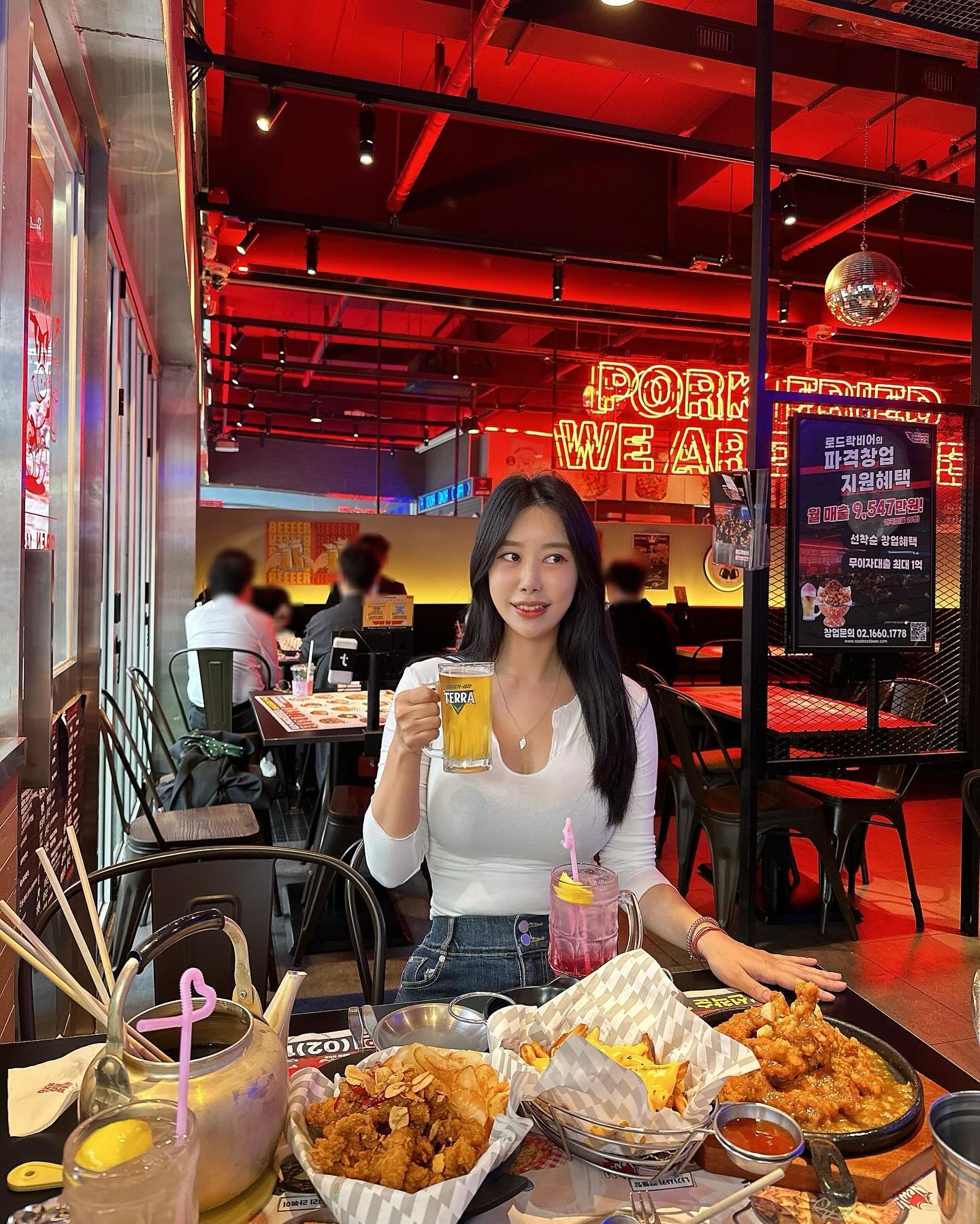 #광고 무려 생맥주가 1,900원!
맛있는 이색 안주 흑돼지 후라이드 먹고왔어요
시원한 맥주랑 하이볼도 있어서 종류별로 먹고 왔는데 하이볼이 아른아른거려요🖤
.
.
유튜버 히밥/햄지 등 많은 유튜버들이 방문했던 매장이라 먹으러 가야지 가야지 하고 이번에 방문했는데 흑돼지 후라이드 너무 맛있고 가성비를 넘어서 갓갓갓성비라 또 방문 예정이에요
.
.
 갓성비 흑돼지 후라이드(깐풍갈릭맛) 맛(9,900원), 마늘 흑돼지 후라이드(16,900원), 주전자 어묵탕(9,900원), 버터갈릭 포테이토(7,900원), 생맥주 300cc(2,500원), 오리지널 하이볼(3,900원), 핑크레몬 하이볼(4,900원)메뉴 다 맛있어서 배터지게 먹고 왔어요 🫶🏻
.
.
마곡은 힙한 분위기의 인테리어 로드락비어입니다🖤
.
.

#흑돼지후라이드 #로드락비어 #갓성비 #신메뉴출시 #발산역맛집 #발산맛집 #마곡맛집 #마곡술집 #발산술집
.
.
▪️주소 : 서울특별시 강서구 마곡동 797-7 1층