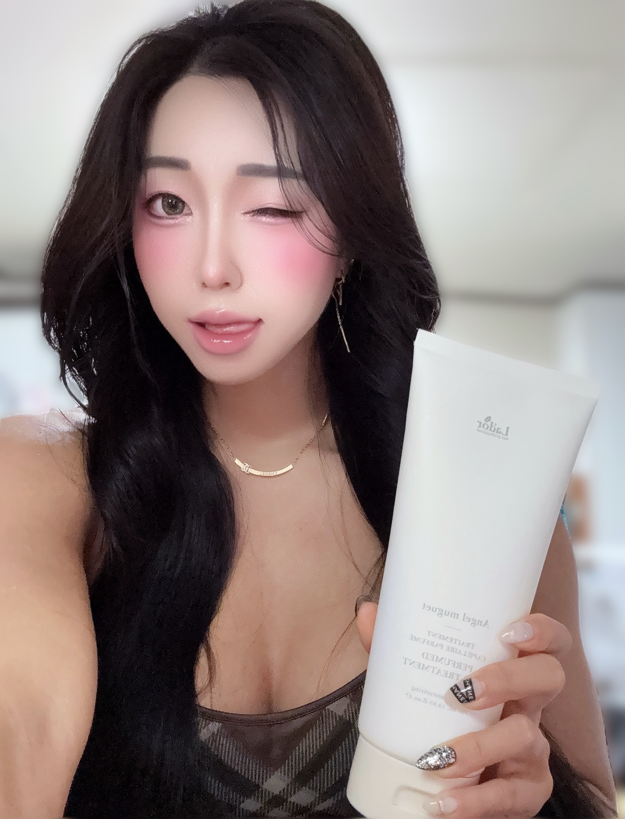 #제품제공
🌿아도르 퍼퓸 헤어 트리트먼트(Lador PERFUMED HAIR TREATMENT) - 청초한 은방울꽃 향으로 플로럴 무드의 퍼퓸 헤어 트리트먼트
: 극손상모를 위한 단백질 밀착 케어❕
: 극손상 모발 케어와 향기를 한 번에 해결❕
: 퍼퓸 트리트먼트 + 24시간 향기 지속 + 세라마이드 콤플렉스 함유❕

🌱효능효과🌱
: 모발 컨디셔닝 & 극손상 모발 케어

🌱사용방법🌱
: 샴푸 후 물기를 제거하고 적당량을 손에 덜어 모발에 부드럽게 마사지하듯이 도포한 후 미온수로 충분히 헹구어냅니다.

🌿’LADOR’ = 모발 및 두피 고민 해결을 위해 연구하는 글로벌 헤어 케어 브랜드, 아도르

✔아도르 퍼퓸 헤어 트리트먼트의 Check Point❗
1️⃣ 향수처럼 은은하게 지속되는 은방울꽃 향의 퍼퓸 트리트먼트 
2️⃣ 손상된 모발에 단백질과 영양을 공급
3️⃣ 24시간 향기 지속력 테스트 완료
4️⃣ 저분자 단백질이 함유된 꾸덕한 헤어밤 제형

✨사용 후 REAL REVIEW✨
1️⃣ 한 번씩 염색이나 펌 할 경우 모발이 손상되거나 하는데, 이때 이 아도르 퍼퓸 헤어 트리트먼트를 사용해 주면 극손상 헤어를 위한 제품으로 보다 부드럽고 윤기 있는 머릿결로 케어해줄 수 있는 점에서 너무 좋았습니다:)
2️⃣ 또한, 향 자체도 너무 향긋하고 플로럴 무드 느낌으로 드라이 후에도 기분 좋은 향기가 오래 유지되면서 하루 종일 헤어가 잔향으로 코팅되는 점에서 더욱 좋았습니다:)
3️⃣ 꾸덕꾸덕한 제형으로 손상모 헤어 속 깊숙하게 단백질 및 영양 공급하는 데 도움을 줄 수 있는 점에서 너무 좋았습니다:)

이 포스팅은 ‘아도르’로부터 제품을 제공받아 체험 후 솔직하게 작성된 리뷰입니다.

#아도르 #퍼퓸트리트먼트 #퍼퓸코팅단백질밤 #파룸체험단