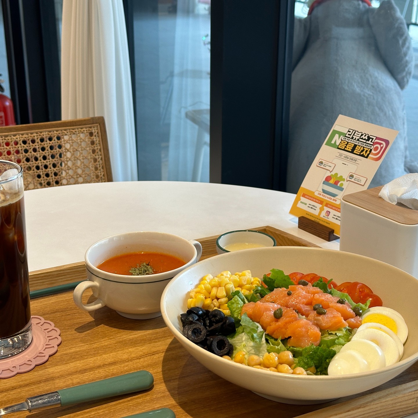 #협찬 #의정부샐러드 #풀먹는꼬끼리
민락2지구에 샐러드맛집 샌드위치맛집있대서 점심에 다녀왔는데
샐러드 야채도 신선하고 소스도 원하는대로 선택이 가능해서 너무너무 좋았음 !
올리브와 병아리콩, 옥수수콘 토마토 계란 올라가서 푸짐하고 배도 부르다는! ㅎㅎ
샌드위치는 훈제연어 대파크림치즈 시켰는데 
샌드위치에 빵이 크랜베리베이글이라 중간중간 씹히는 크랜베리가 너무 맛있었고
훈제연어와 대파크림치즈 말해뭐해 ♡
진짜 샐러드맛집가서 배 터지게 먹고옴 ㅋㅋㅋ
다음번엔 포케 먹으러가야딩!

#의정부맛집 #리뷰노트 #민락동맛집 #의정부샐러드 #풀먹는코끼리 #민락2지구샐러드 #민락2지구샌드위치
