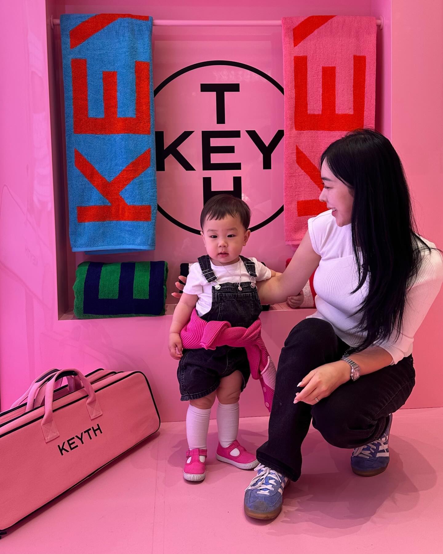 keythofficial 🩷

디자인도 예쁜데 향도 좋아 유명한 퍼퓸드키스 핸드크림,, 
그래서 알게된 브랜드인데요!
이번에 쿠션 + 선세럼 + 톤업 프라이머 + 컨실러 라인업의 컬러드키스 런칭을 이번에도 더현대에서 한다고 해서 오픈날 다녀왔으요
다음은 판교 현대백화점이래요 (5/10~5/19) ✨

가기전에 살짝 느낌 보니까 핑크가 메인인거 같아서 율이 핑크핑크하게 다녀왔는데 넘 귀여웠고 사람이 진짜 많아서 사진 찍기가 어렵긴 했지만! 공간이 예뻐서 안찍을 수가 없었어요ㅋㅋ 👶🏻

10만원 이상 구매하면 비치타올도 주는데 색도 진짜 예쁘고
여행갈 때 꼭 들고 가려구요-🌴

암튼 이번에 산건 쿠션, 선세럼, 핸드크림, 핸드밤 이렇게 네가지!

선세럼은 맨얼굴에 그냥 발라도 될 정도로 가볍고 촉촉해서 이번 여름에 너무 잘쓸거 같아요! 쿠션은 케이스가 완전 완전 귀엽고 예뻐서 맘에 드는데 제형도 촉촉하고 쫀쫀해서 좋다구요.. // 🫶🏻🙂‍↔️🫶🏻//

#협찬 #keyth #퍼퓸드키스 #컬러드키스 #키스팝업 #팝업추천 #더현대서울팝업 #판교현대백화점 #핑크마그넷쿠션 #핑크데저트선세럼 #핑크플라워톤업프라이머 #카카오선물하기 #카카오선물하기키스

⠀