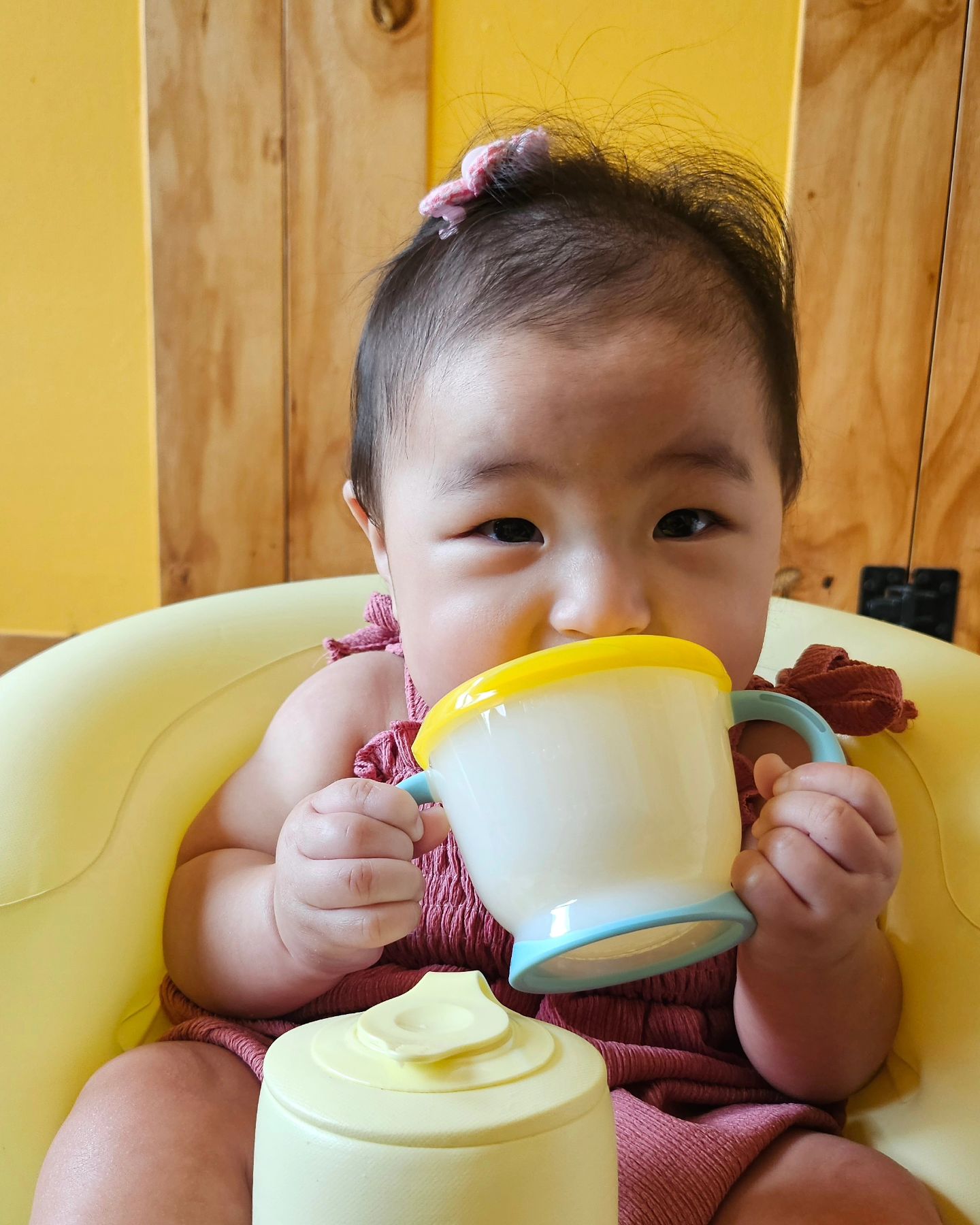 #카페마당 #나주 #남평

가배당에 가려고 했는데 차도 많고, 사람도 많아서 일단 피신!
근처에 밀밀이 있어서 주차장까지 들어갔다가 사람 많아 보여서 또 나옴!
그러던 중 전에 가봤던 카페마당으로 고고!
떡뻥가지고 오면서 빨대컵을 사용해야겠다하고 가지고 왔는데
혼자서 잘 마시다니..!
불과 몇일 전에는 한모금도 못 마시더니....ㅋ
하루하루 지날때마다 커있는 것 같아서 뭔가 뭉클...😅
울 귀요미 무럭무럭 자라길🍀
