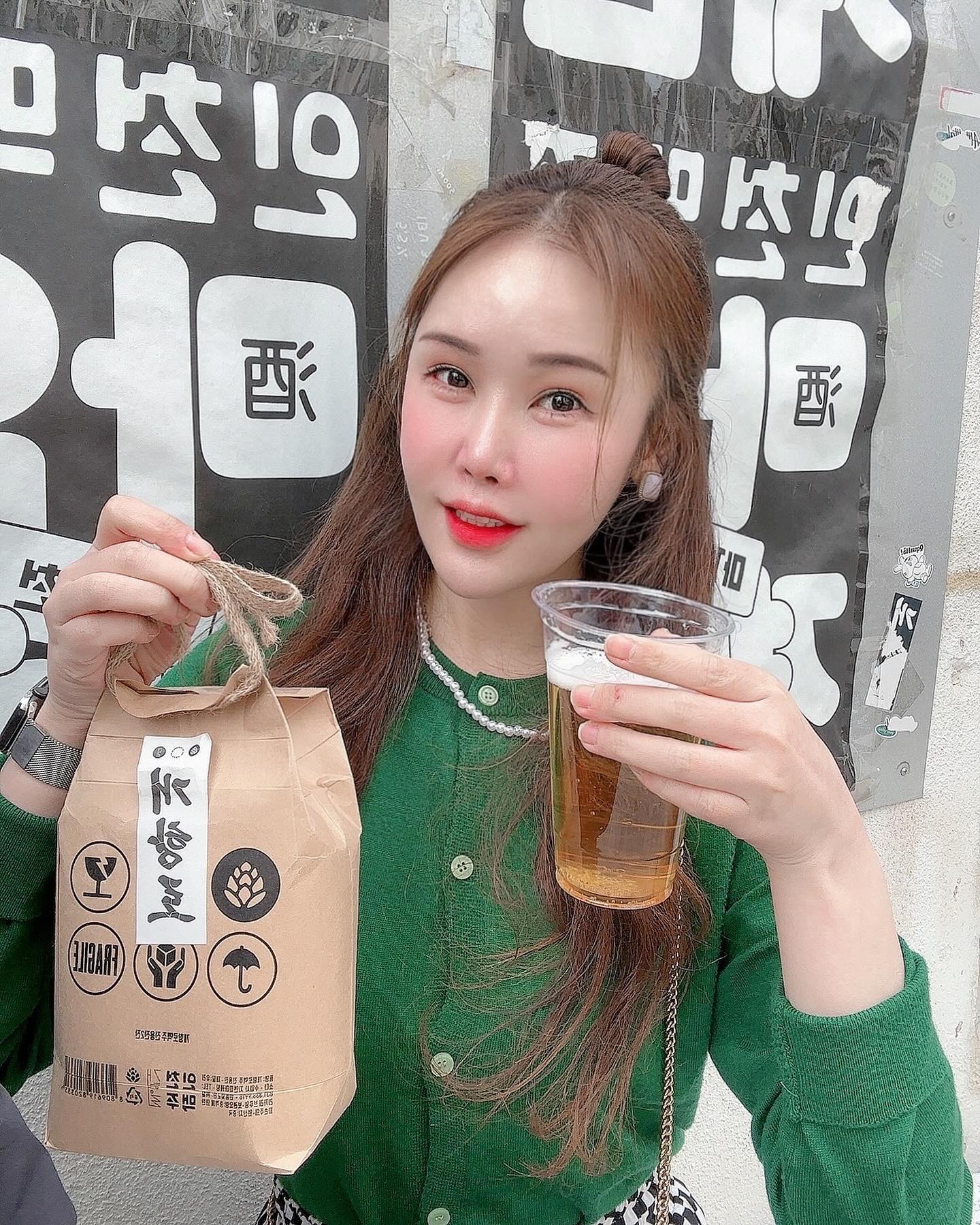 .
벚꽃 막차 타러 동텬 투어...☆

오랜만에 갔더니 옛 감성 다 잃어버려서 아쉬웠당!
그치만 옛 감성 살리면서도 새로운 
개항로 맥주는 언제 와도 좋당🫶🏻

저번엔 안에서 마시구 맥주만 사왔는데
오늘은 밖에서 한잔 마시구 전용잔 사오기🤤
.
.
#개항로라거 #개항로맥주 #자유공원벚꽃 #맷돌칼국수