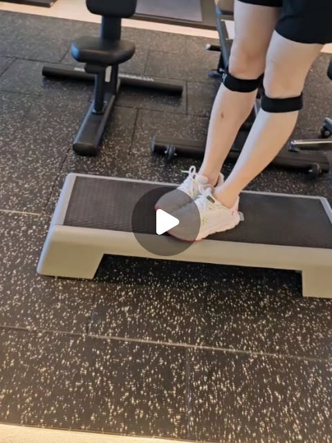 #광고

요즘 운동 시작하면서 무릎 부담이 은근 신경 쓰이더라고요~
러닝이나 계단 오르내릴 때 무릎을 많이 쓰다 보니까
가볍게 착용할 보호대 찾다가 사용해본 제품이에요!

크로스메디컬 의료용 고탄력 슬개골 무릎보호대인데
식약처 신고된 1등급 의료기기라 더 믿음이 갔고,
착용했을 때 무릎을 탄탄하게 잡아주는 느낌이 
꽤 안정적이었어요👍

특히 슬개골 부분을 안정적으로 받쳐주는 느낌이라
운동할 때 흔들림이나 부담감이 덜한 느낌!
압박감도 과하지 않아서 오래 착용해도 불편함이 적으며,
신축성도 좋아서 움직일 때 답답하지 않았고 러닝, 등산, 
산책, 헬스할 때 가볍게 착용하기 괜찮은 무릎보호대였어요.

가격 대비 퀄리티도 만족스러워서 무릎 부담 느끼는 분들은 
한 번 써보셔도 좋을 듯해요 :

구매링크 ⬇️⬇️⬇️
https://link.coupang.com/a/dRLGLoXYuO?abTestInfo=100412_group_A

#무릎보호대#슬개골보호대#런닝무릎보호대관절무릎보호대스포츠무릎보호대등산무릎보호대슬개건무릎보호대크로스매디컬헬스무릎보호대슬림무릎보호대