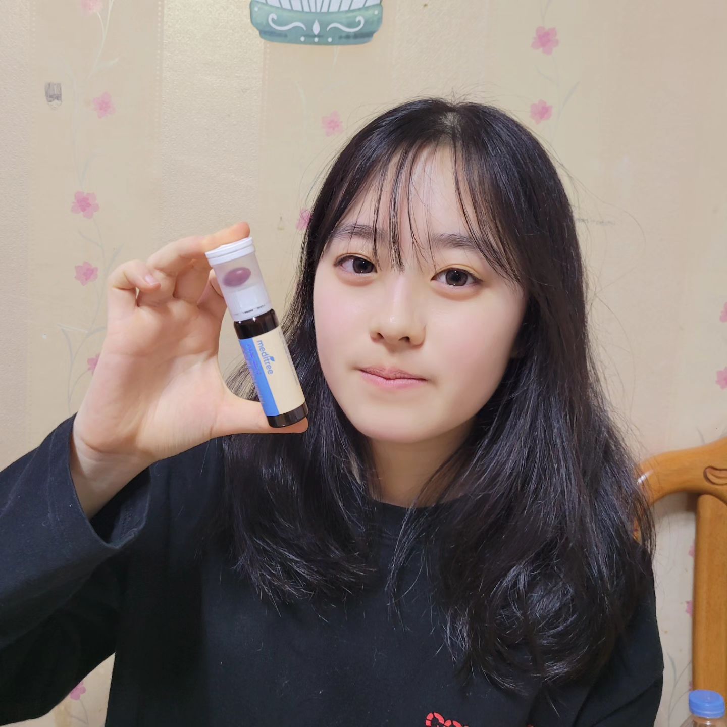 👉 👉 #협찬 #메디트리이뮨

☝ 요새 둘째가 수시 시험 공부와 운동까지 너무 피곤해해서 아침에 일어나기도 힘들어서 활력에 좋은 제품을 찾다가 이뮨 원샷 올인원  멀티 비타민 먹어 보았습니다.

✌ 바쁜 일상 생활에 영양제와 물을 같이 먹기 힘든데 작아도 핵심을 담은 미니 정제 타입과 목 넘김이 쉬운 연질 캡슐, 흡수가 빠른 액상으로 물 없이 간편하게 먹을 수 있고 낱개 포장이라서 가볍게 한병씩 들고 다니면서 먹기 편해 여행 갈때도 외출 할 때도 꼭꼭 챙긴답니다.

👌 비타민B1, 비타민D, 아연, 크롬, 베타카로틴 등의 비타민과 미네랄 19종을 작은 1병에 일일영양성분기준치를 100% 넣어서 하루 필요 섭취량을 모두 채울 수 있어 여러가지를 먹지 않아도 되니 정말 간편해요.

🖖 중국산과 일본산 원료가 아닌 DSM사에서 원료를 공급 받아 엄선된 원료만을 이용해 더욱더 신뢰가 갑니다

🖐 아무리 몸에 좋아도 맛이 없으면 잘 안 먹게 되는데 달콤한 샤인머스켓 맛으로 아이가 더 잊지 않고 매일 챙겨 먹는 메디트리이뮨입니다.

#이뮨비타민 #마시는비타민 #액상비타민 #수험생선물 #수능선물 #직장인선물 #멀티비타민 #맛있는비타민 #1초비타민 #메디트리#카카오톡선물#카톡선물#선물추천#에너지비타민#비타민#비타민추천#제품후기건강#건강기능식품#영양제#비타민영양제#일상그램