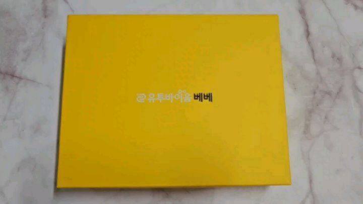 #협찬

지유가 태어날 때부터 지금까지 유산균+비타민D를 액상으로 먹고 있는데 변비인가 싶을 정도로 3일간 대변을 못 본 적도 있었고, 녹변이나 묽은 변을 볼 때마다 유산균이 맞지 않는 건가, 분유가 맞지 않는 건가 고민을 참 많이 했었는데요.

그러다 발견한 유투바이옴베베 [첫 선물 패키지]!
유튜바이옴 베베 검사 키트 + 유투바이옴 베베 D드롭스 1개(2개월분)가 들어 있어요.

저는 영유아 장내 미생물 검사에 더 관심이 갔었는데요. 검사를 하여 미생물 분석을 하고 결과에 따른 맞춤형 유산균도 추천을 해주더라구요.
아무래도 전문적인 검사 기관에서 만든 유산균이라 신뢰감 뿜뿜😊 지유에게도 딱 맞는 유산균을 제공한다면 변에 대한 고민도 덜 하게 되겠죠?

유투바이옴 베베 D드롭스는 비타민D도 포함을 하고 있는 제품으로, 프랑스산 드로퍼가 함께 들어 있어 안전하고 편리하게 섭취 가능해요!
하루 6방울만 먹이면 되어서 얼마나 편리한지 몰라요🤭

검사 결과가 나올 때까지 두근두근 거릴 것 같아요! 
결과는 app에서도 확인이 가능하답니다:)
결과 도착하면 알려 드릴게용😊

🫶u2biome_bebe

#유투바이옴베베 #아기유산균 #신생아유산균 #맞춤형유산균 #아기변비 #배앓이 #아기장검사 #유산균추천 #육아필수템 #육아템추천 #육아고수템 #액상유산균 #우리아기장건강 #우리아기뼈건강 #우리아기첫번째유산균 #육아템 #2024년생 #흑토끼맘 #흑토끼띠아기