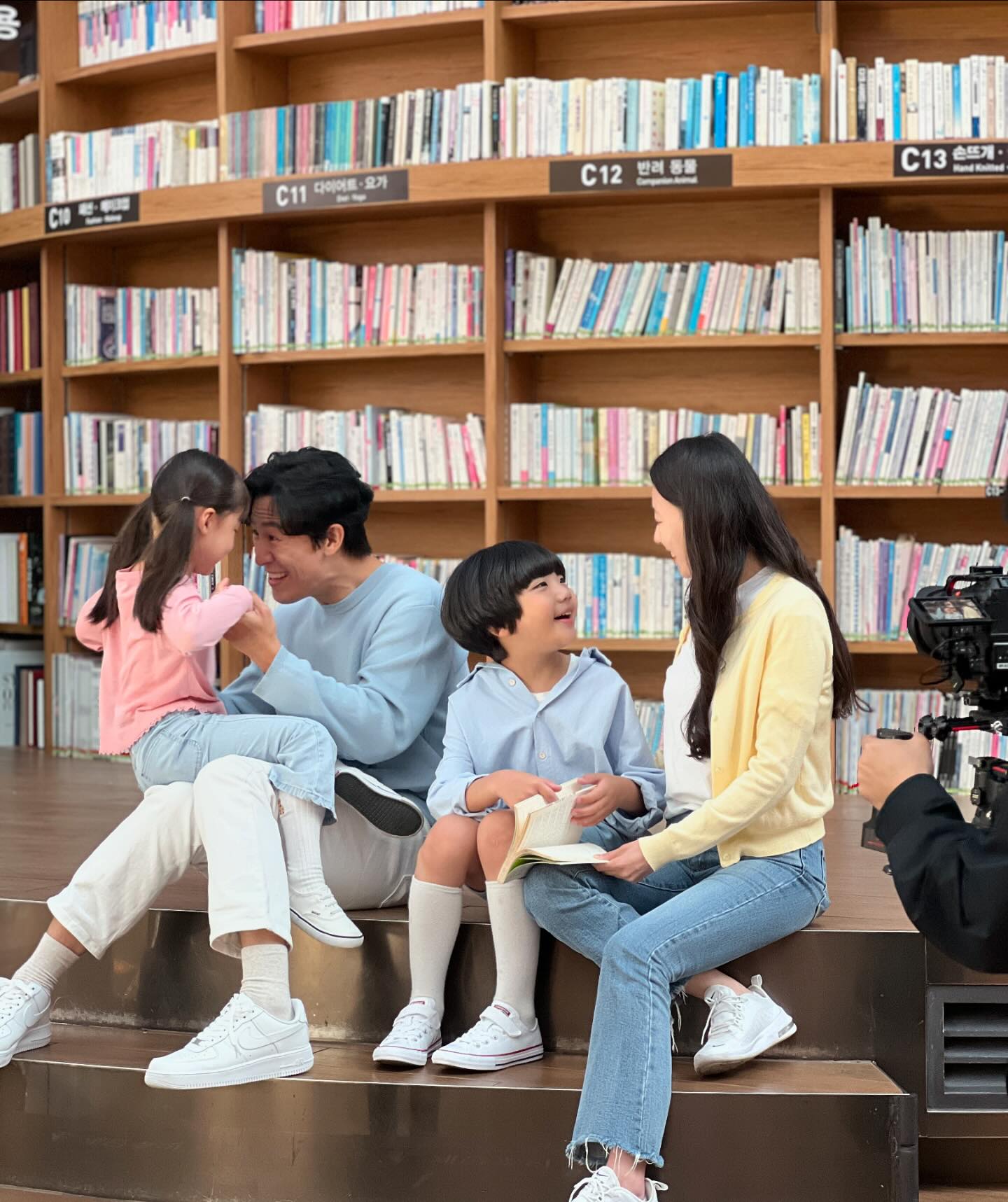 #촬영일기🎬 05.14

너무 좋으신 분들과 두번째 만남 ❤️❤️

찐 이모 삼촌 오빠처럼 이뻐해주시구
퇴근 후 맛있는 점심도 함께 먹고 온 
행복한 촬영 😆💗

초대해주셔서 감사합니다 🫶
또 뵈어용 ✨❤️

yoo_mi_ae
kimseojun308 
i.am.taegyeong 
 
#내사랑 #기요미 #사랑해
#여아모델 #아역배우 #키즈모델 #피팅모델 #일상 #데일리 #kids #girl #촬영기록 #캐스팅