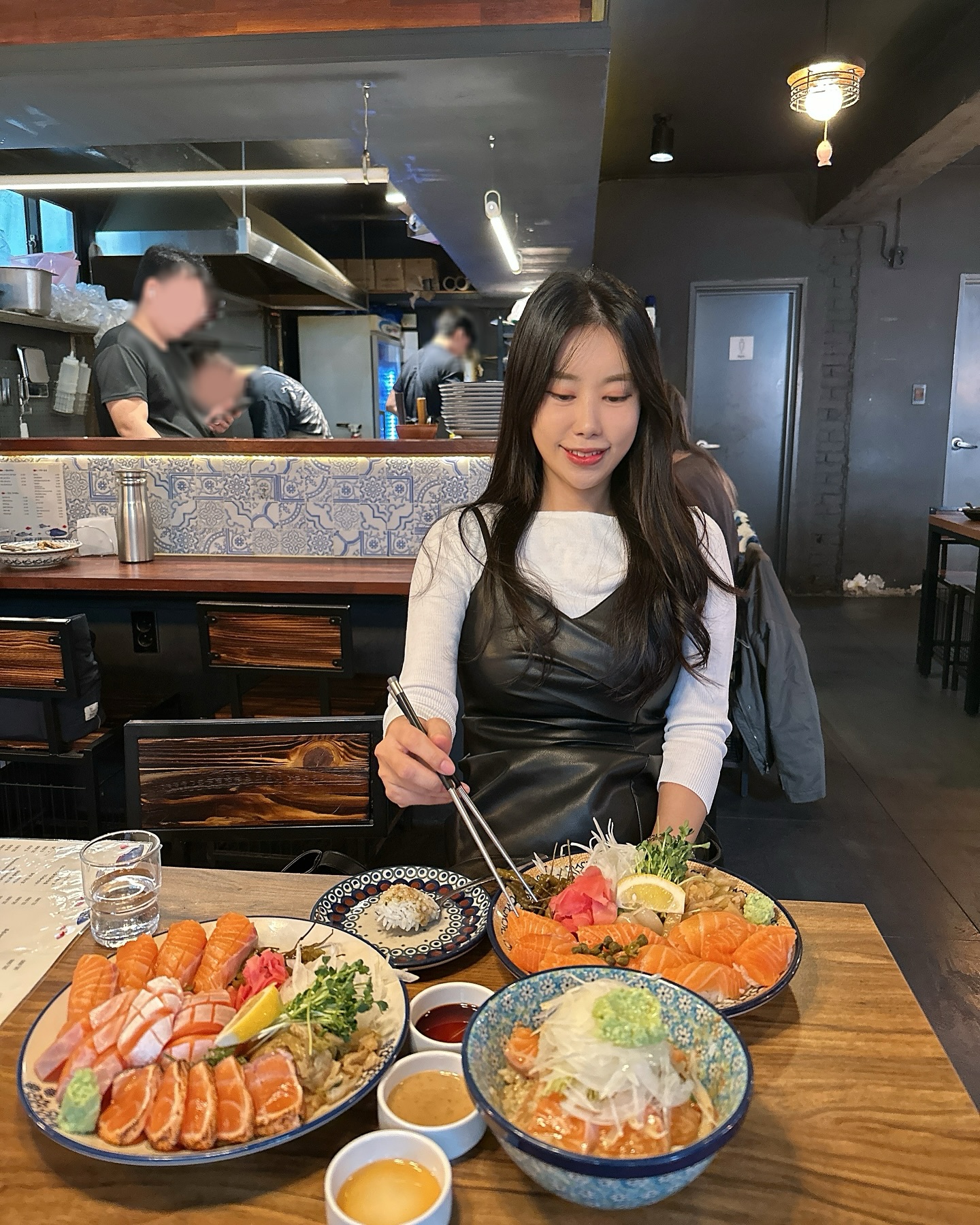 #광고 싱싱함이 남다른 연어롭다🖤
.
.
생연어모듬, 생연어초밥, 생연어덮밥 싱싱한 연어가 너무 맛있는 연어롭다
.
.
묵은지와 같이 먹으면 더 맛있어요
.
.

#연남동  #연남동맛집  #연어 #연어롭다
.
.
▪️서울 마포구 동교로38길 42