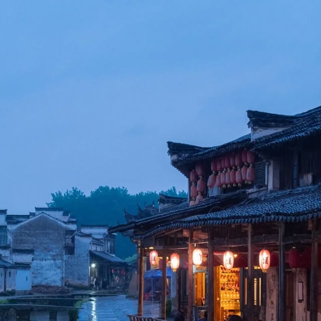 하루만이라도 이런 마을에 살고 싶어졌다 🏡

당모(唐模)는 작은 다리와 흐르는 물, 그 옆의 집들이 너무 평화롭다. 관광지라기보다 누군가의 오래된 생활 속으로 조심스럽게 들어가는 느낌이다.
비산(碧山)에서는 비산서국, 비산공소사, 저란바(猪栏酒吧)를 천천히 들러보자. 책, 로컬 상품, 오래된 건물을 새롭게 쓰는 감각이 정말 좋다. 시시난(西溪南)은 곳곳에 문예적인 작은 장면이 많아서 골목을 걷다가 자꾸 멈추게 된다.
팁은 이 코스에는 편한 옷과 여유 시간이 제일 중요하다. 사진도 예쁘지만, 카페에 앉아 아무것도 안 하는 시간이 더 좋을 수 있다. 한국의 감성 여행자에게 황산의 시골 생활은 아주 잘 맞는다.