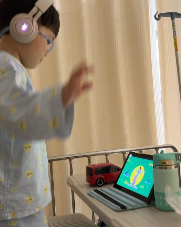 📝급, 수술입원기록

5/16일 이비인후과 외래를 갔는데…
콧안에 ✨이는 무엇😮
애리 목걸이비즈가 왜 아들코속에??? 하🤦🏻‍♀️

교수님께서 위치도 깊고 오래된것같다며
이거 🚨응급상황이라고..
급하게 입원수속하고 바로 수술일정까지…

전신마취해여하니 
미뤘던 #편도비대증수술 
#아데노이드비대증 함께..😳

이게 무슨일인지😩
일하다 애 하원하고 잠시 외래왔는데
그대로 입원해버림요ㅎㅎㅎ

수술전에는 병실에서는 춤도 추고
영상보며 신이 났다가ㅋ
코속에 비즈넣은거 급 반성도 해보고🤦🏻‍♀️
수술실 입구까지 해맑게 들어갔는데
회복실에서 만나니 포효하는데 🐯인줄;

징징징- 온갖 수발 다 받아주며
2박3일 병원생활 끝내고 🏠
집에서도 상전🤦🏻‍♀️ 사라진 내 일상😂
(6월에도 또 해야한다니 끔찍😱)

어제 외래가서 경과보고 
오늘 드디어 유치원에 갔어요!!!!!!

당분간 먹을 것을 모두 챙겨 보내야하지만
도시락싸는 기분도 아직는 나쁘지 않고 ㅋㅋ
그래도 반나절 🗽자유는 소중하니까!!

첫 병실생활ㅜ 정신없던 한주 기록!
우리 모두 아프지 말자구요!!