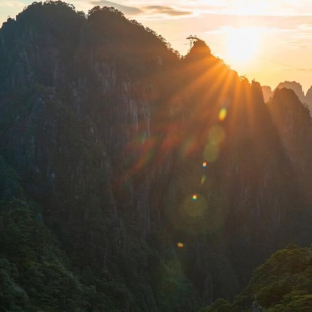 몸과 마음이 동시에 조용해지는 여행이 필요할 때 🌿

황산의 운집·사림야서(雲亼·狮林崖舍)에서는 팔단금, 요가, 명상, 전향 체험을 해볼 수 있다. 산 위의 공기 속에서 천천히 호흡하다 보면, 평소에 얼마나 급하게 살았는지 알게 된다. 멋진 사진보다 더 오래 남는 건 몸이 풀리는 느낌이었다.
비산(碧山)에서는 논밭 옆을 자전거로 달리고, 시시난(西溪南)에서는 숲길을 걸어보자. 활동은 가볍지만 마음의 회복감은 꽤 크다. 팁은 일정 중 하루는 욕심내지 말고 치유 코스로 비워두는 것.
한국에서 번아웃을 느끼는 젊은 여행자에게 황산은 단순한 관광지가 아니라 자연이 해주는 리셋 버튼 같은 곳이다.

#황산힐링 #요가여행 #명상여행 #비산라이딩 #시시난숲길