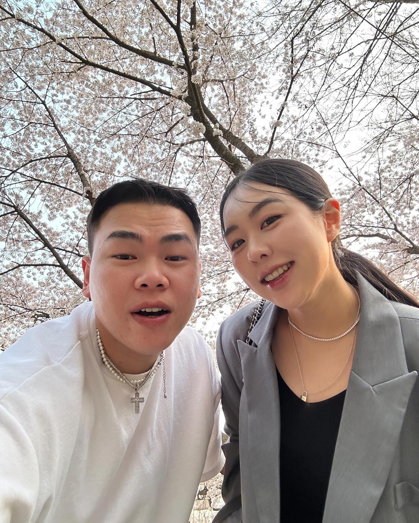 다들 벚꽃 사진 많이 올리길래 임시저장에 썩어가던 사진
작년에 미우야 웨이팅 걸어두고 양재천 벚꽃 구경하고 배터지게 먹은 날
저때도 살이 빠졌다고 생각했었는데 둘다 돼지네 😟.. ㅋㅋㅋㅋㅋ

⠀
#양재천맛집 #미우야 #양재천벚꽃