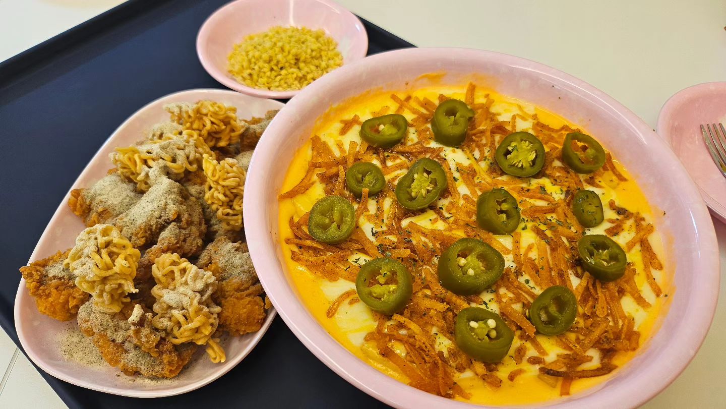 #협찬

육아중에도, 육퇴 후에도 맛있는 떡볶이!
스텔라 떡복이에서 새로 출시한 '치즈가폭포처럼떡볶이'를 먹어 보았습니다!
후추별 튀김에 뿌먹 또는 찍먹해도 얼마나 맛있게요~?
치즈를 좋아하는 사람에게는 희소식!! 치즈 추가할 필요 없이
체다치즈/고다치즈/파마산/모짜렐라 4가지의 찐치즈가 곁들어져있어 먹을 때 마다 쭈욱 늘어나는 치즈를 만끽할 수 있답니다 :)
육퇴 후에는 맥주랑 먹어도 찰떡궁합😄
닭강정도 소스에 찍어 먹으면 환상의 조합! 그냥 먹어도 맛있어요:)
혹, 먹다가 느끼할 것 같다면! 할라피뇨를 좀 더 넣어달라고 해도 된답니다! 할라피뇨가 느끼함을 싹 잡아주더라구요👍
현재, 스텔라떡볶이의 홈페이지나 인스타에서 진행중인 100만원 이벤트가 있다는 사실!! (참여만해도 사이드 무료쿠폰 100% 증정 해준대요~~)
또 하나의 꿀 조합은 기본 컵밥을 주문해서 떡볶이 소스에 먹으면 리조또 처럼 먹을 수 있어서 그게 또 하나의 먹는 재미를 느끼실 수 있습니다🤭

🫶stella_tteokbokki
✔️상호명 : 스텔라떡볶이 광주계림점
✔️주소 : 광주광역시 동구 경양로 234 상가 108동 403호
✔️주차지원 가능(아파트 상가동 지하주차장에 주차)

#계림동떡볶이 #광주떡볶이맛집 #계림동닭강정 #광주닭강정맛집 #주현영떡볶이 #치즈가폭포처럼떡볶이 #스떡 #스텔라떡볶이 #치즈떡볶이 #치폭떡볶이 #스텔라떡볶이광주계림점 #닭강정 #닭강정맛집 #먹스타그램 #맛스타그램