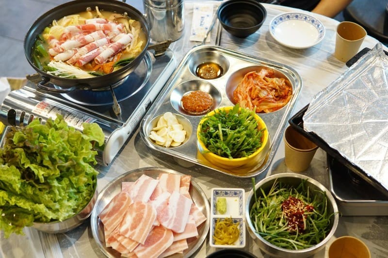 냉삼으로 행복했던 꿀주말. 여기 진짜 냉삼 존맛🥲👍
미나리랑 김치에 캬...끝내줌 진짜
곱창전골도 술을 불러불러불러ㅓㅓㅓ
🚩장소:판교집
#서판교맛집#판교집
#판교맛집#서판교냉삼#서판교냉삼맛집