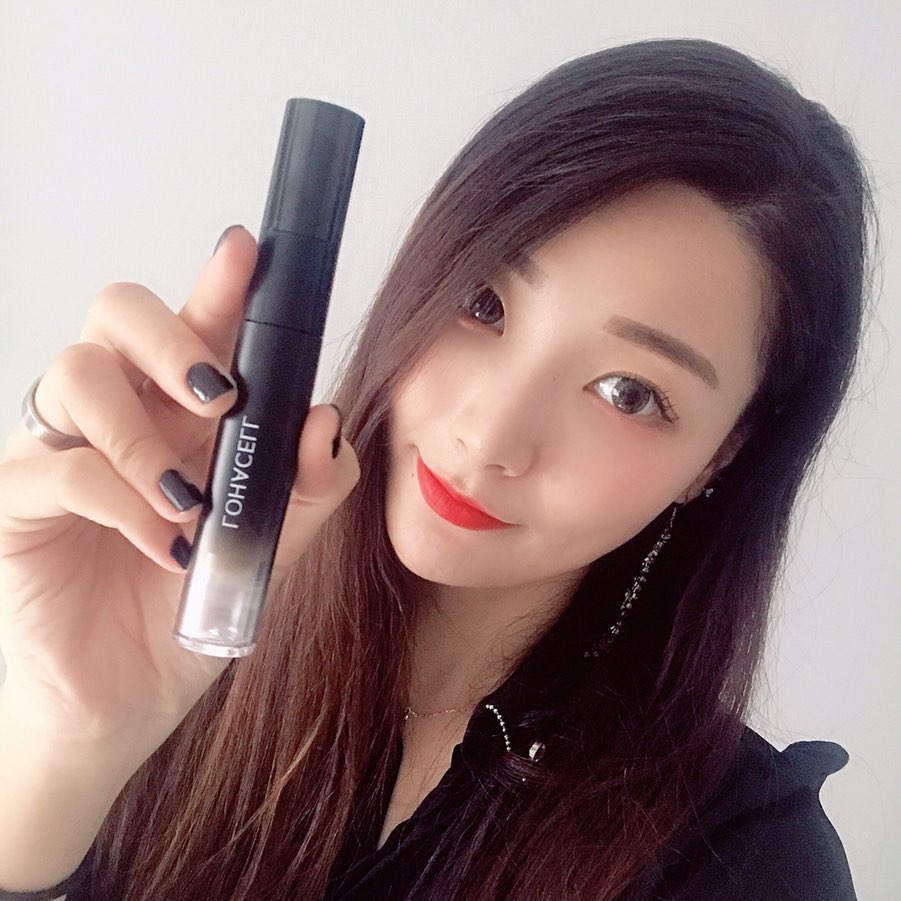 93 on Instagram: “내피부랑 잘 맞는 #로하셀. 원래 좋아하는 브랜드긴 한데 #로하셀컨실러 는 처음써본다! #뷰티템 으로 추천하고 싶은 제품! 트러블 커버 전용 컨실러인데 #다크써클 #모공커버 #홍조커버 다 가능하고 티안나고 자연스러워서 좋다 !! #lohacell…”