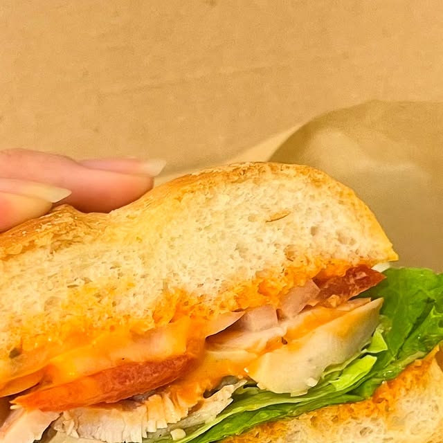 서울역 샌드위치 맛집? 또간집 어스샌드위치...🥪 

여기 진짜 저만 알고 싶지만 공유 안 하면 
유죄일 것 같아서 슬쩍 가져왔어요 (저장 필수📍) 

주문하자마자 바로 만들어주셔서 채소는 아삭하고 
빵은 고소한데 한 입 베는 순간 이게 진짜 샌드위치지 . 

매장에 콘센트도 넉넉하고 바 테이블 구조라 눈치 안 보고 
혼자 조용히 노트북 작업하거나 책 보며 먹기 너무 좋아요 :) 

@seoul.ussandwich 
▪️월~금 08:00~21:00
▪️토~일 09:00~20:00 
​▪️종로5가역 2번 출구 도보 3분 거리 

#서울역맛집 #서울역샌드위치 #용산맛집 #용산샌드위치 #어스샌드워치