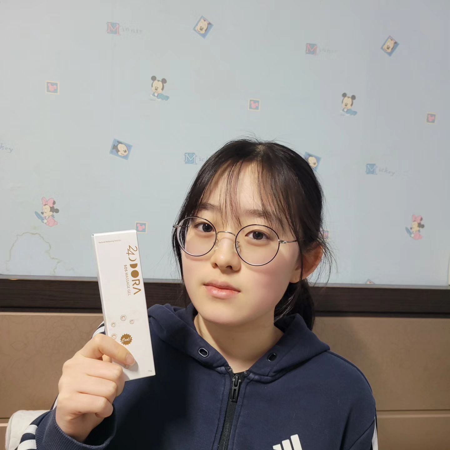 👉 👉 #협찬 #바로나 #이사도라마사지젤

☝ 요새 회사업무 때문에 타이핑을 많이 쳐서 손목이 시리고 어깨도 결리고 운동 하는 우리 둘째는 다리와 팔이 아프다고해서 24도라 SOS마사지젤을 사용해 보았어요

✌ 24도라 SOS마사지젤은 딱 한번만 사용해도 일시적으로 피부 혈행 개선을 해주어서 뭉친 어깨와, 팔, 다리에 바르면 정말 시원합니다.

👌 바로나 2가지 특허 성분의 수많은 임상 데이터와 SCI급 논문의 과학적 근거를 바탕으로최적의 배합으로 만들어서 믿을 수 있습니다.

🖖 천연유래성분이 함유되어서 열감이나 쿨링 등의 자극은 없고 강한 냄새도 나지 않아 예민한 피부도 안심하고 사용이 가능해요.

🖐 뚜껑을 열면 롤링 타입의 제형으로 문지르기만 하면 되니 정말 편합니다.
머리, 팔목, 목귀, 귀뒤, 다리 등 근육 뭉침이 있는 곳이나 피로에 지친 부위를 부드럽게 롤링해주면 근육 이화에도 도움이 되고 혈액순환, 근육통에 도움을 주어서 어깨에 바르니 어깨 결림이 덜하고 둘째는 다리의 뭉침 근육이 많이 풀렸다고 정말 마음에 들어 합니다~^^

#바로나코스메틱#24도라 #SOS마사지젤 #마사지젤 #근육통증 #관절통증 #근육마사지젤 #셀러뷰
#마사지용품#릴렉싱#마사지젤추천#제품후기#일상그램#맞팔#선팔#근육통#24도라SOS마사지젤#마사지용품추천