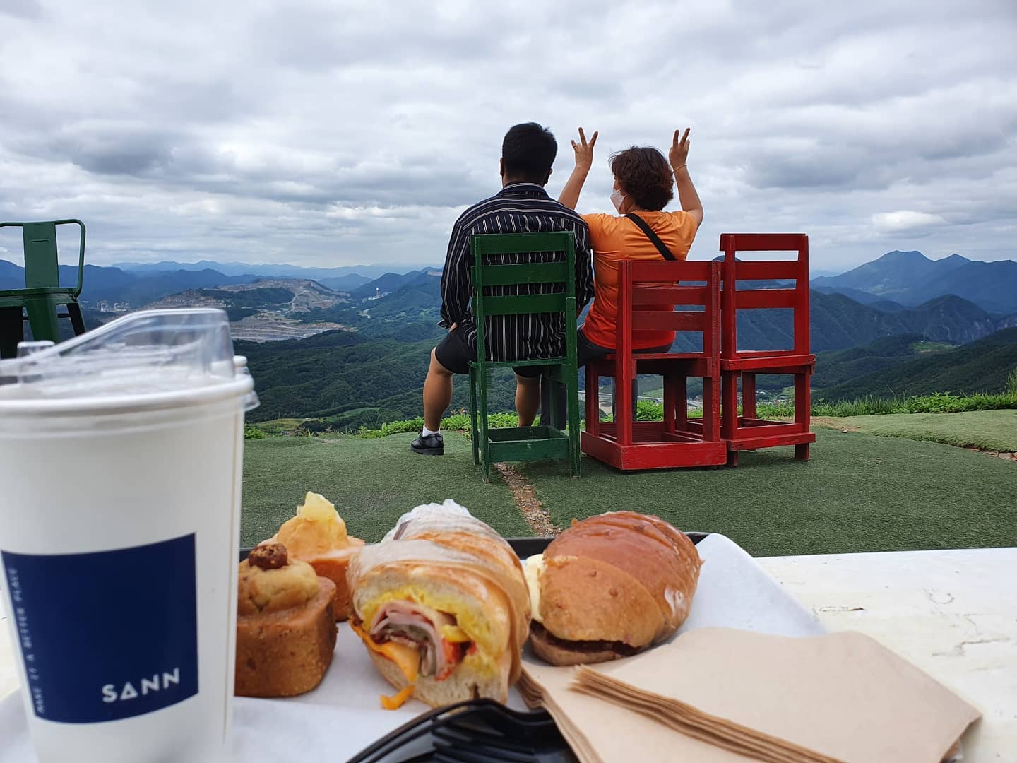 단양 카페산☕
.
#전지적참견시점 #이영자맛집 #단양카페 #단양카페산 #여름휴가 #가을 #이영자추천 #카페산 #앙버터 #레몬파운드케이크 #무화과파운드 #바게트샌드위치 #엄마랑여행 
#코로나19물러가라