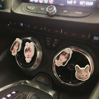 이인혜 on Instagram: “원하는 사진을 골라서 보내드리면  디자이너분이 직접 사진에 맞게  예쁘게꾸며가지공 시안을 먼저보내주시고,  동의시 꼼꼼하게 제작해주심 ✍🏻👀 스틱타입이라 액체 흘릴걱정도 없고,  조립방법도 돌려서 꼽기만하면되니까 초간단 👏🏻 !! 여러 취향을…”