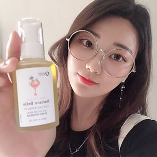 93 on Instagram: “피부가 극건성피부인데 오일을 바르자니 너무 끈적이고 흡수가 잘 되지 않아서 크림으로만 바르며 살았는데.. 여름이 다가오는데도 건조한 내피부를 보며 한숨만 나왔었다 근데 !! 끈적임 없이 가볍고 촉촉한 #당근오일 로 여름에도 사용하기 부담스럽지 않은…”