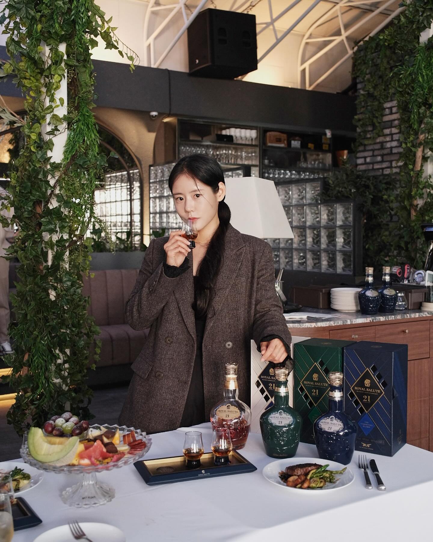 #광고 royalsalute people.theterrace
로얄살루트 X 피플더테라스
 
새롭게 리뉴얼한 플랜테리어로 환상적인 숲 속 피플더테라스에서 프레스티지 위스키 로얄살루트 21년 라인업과 리미티드 에디션까지 만나 볼 수 있는 디너 행사에 초대되었어요˘◡˘
 
고급스러우면서 봄날의 싱그러운 분위기에서 로얄살루트 21년 3종과 깊은 풍미를 자랑하는 비스포크 원액으로 완성된 로얄살루트 21년 리차드 퀸 에디션 2까지 모두 경험할 수 있어서 더욱 특별한 자리였는데요!!
위스키의 풍미를 한층 더 돋보이게 만들어주는 푸드 페이링과 한정판 글라스까지 만나볼 수 있어서 입과 눈까지 황홀했답니다~
 
로얄살루트 21년 코어 레인지는 시그니처 블렌드, 몰트, 블렌디드 그레인 3종이 있는데 개인적으로 저는 블렌디드 그레인이 가장 제 취향이었습니다!
아주 달콤하고 풍부한 맛이 느껴졌고 코 끝에 그 여운이 오래 감돌았는데요~
달콤한 맛과 느낌이 오래도록 입안 가득 남더라구요!
시그니처 블렌드는 은은한 스모키향이 어우러진 풍부하고 깊은 과일 향이 느껴져서 좋았고, 몰트는 달콤함과 스파이시한 맛이 은은하게 어우러져 한 층 더 깊은 달콤한 맛을 만날 수 있는 게 특징🙈
 
5월까지 피플더테라스에서 로얄살루트 21년 라인업을 할인된 가격으로 만날 수 있고요~
로얄살루트 21년 몰트, 블렌디드 그레인, 리차트퀸2 를 비교 시음 가능한 테이스팅 샘플러도 즐길 수 있답니다😊
청담동 가운데 숲을 느낄 수 있는 라운지 바에서 명실공히 프레스티지 위스키 로얄살루트 21년 라인업을
만난 후 취향을 알아보세요~~
 
#로얄살루트#RoyalSalute #로얄살루트21년#위스키 #로얄살루트패션에디션 #로얄살루트21년시그니처블렌드 #로얄살루트21년몰트 #로얄살루트21년블렌디드그레인 #로얄살루트21년리차드퀸에디션2 #피플더테라스 #peopletheterrace #청담라운지 #루프탑바
