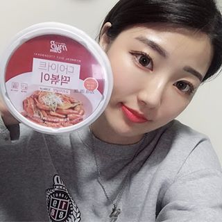 93 on Instagram: “곤약떡볶이라 해서 별로 기대 안했는데 소스가 완전 맛있음 ㅠㅠ 😍👍 밀떡만큼의 쫄깃함은 없지만 곤약같지 않은 맛!! 내가 제일 좋아하는 떡볶이를 먹으며 다이어트를 할 수 있다니 ... 이제품은 최고야 ㅠㅠ  #마이비밀 #다이어트식품 #다이어트떡볶이…”