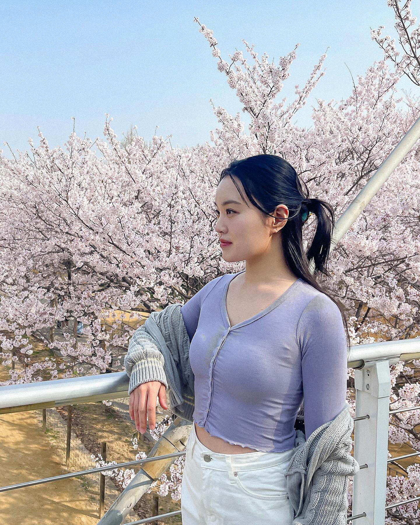 튤립 보러 오전 8시에 나갔는데
파밭이 우릴 반겼던 어느 초봄의 서울숲🌷

벚꽃놀이 닌자룩 법적으로 금지 안 되나요🥷