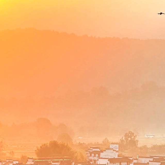 광고
가을 황산은 누가 하늘에서 물감을 쏟아놓은 것 같다 🍂
가을이 되면 황산의 풍경은 훨씬 깊어진다. 산은 선명한 색으로 물들고, 공기는 맑아지고, 사진 속 빛도 부드러워진다. 특히 탑천(塔川)의 가을 풍경은 꼭 봐야 한다. 나무 색, 마을의 지붕, 아침 안개가 함께 만들어내는 장면이 너무 아름답다.
후이저우 건축 옆의 감나무는 가을 사진의 완성이다. 흰 벽과 검은 기와, 주황빛 감이 함께 있으면 필터 없이도 완벽하다. 정감(呈坎)의 쇄추(晒秋) 풍경도 놓치기 아깝다.
팁은 아침과 해 질 무렵에 색이 가장 부드럽다. 한국에서 단풍 여행을 좋아한다면, 이번 가을엔 황산을 진지하게 추천하고 싶다.
#가을황산 #탑천가을 #후이저우건축 #감나무 #중국단풍여행