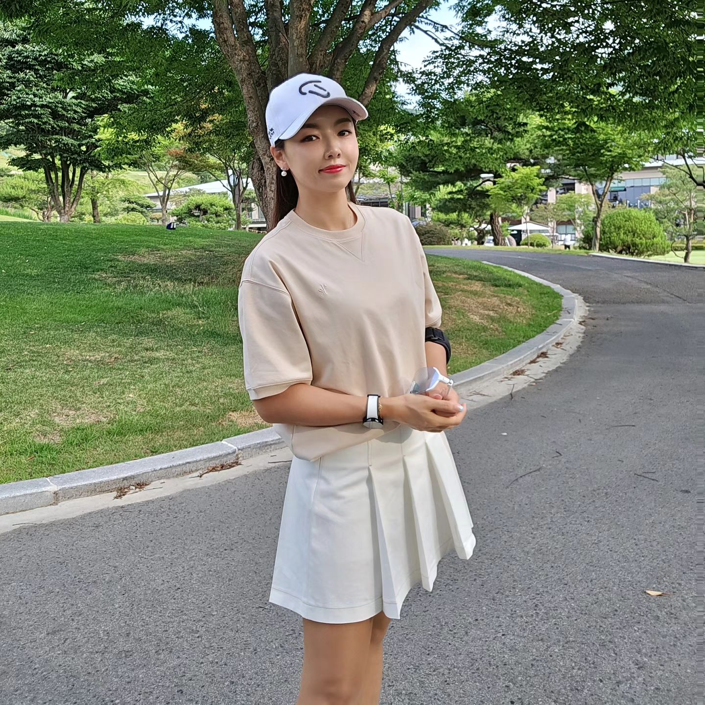 3부 5시대 티업 ... 36도 실화냐🥵🥵 

대구는 진작부터 폭염주의보에요🔥🔥
3부라고 시원할 줄 알았는데 끝날 때까지 더움🥵
3번째 사진 리얼표정😆

참참참 생크 하나도 안나고 잘 치고 왔슴둥✌️
역시 레슨의 힘이란🤔
.
.
그나저나 담주는 제주도 가서 공치나 했두만
하필 장마라고 하고...😂😂
날씨 눈치 디기 봐야 되네요 증말!

라운드 하실 때 물, 얼음주머니, 
모자, 선패치 꼭 챙기세요들💙

📍세븐밸리CC
그린상태 굿, 그린스피드  빠름
페어웨이 상태도 나쁘지 않음
티박스는 인조잔디, 매트 ㅜㅜ
남성분들은 빽티
3부도 대기 20분 있었어요.

#모자는_이안폴터디자인
#골프복은_릭크골프

👒 ianpoulterdesign_kr
👗 likkgolf

#효리씨  #대구골퍼  #대구골프  #골프블로거  #골프인플루언서  #이안폴터디자인 #릭크골프 
#세븐밸리 #세븐밸리cc #골프웨어추천 #골프모자 #골프치는여자 #대구테린이