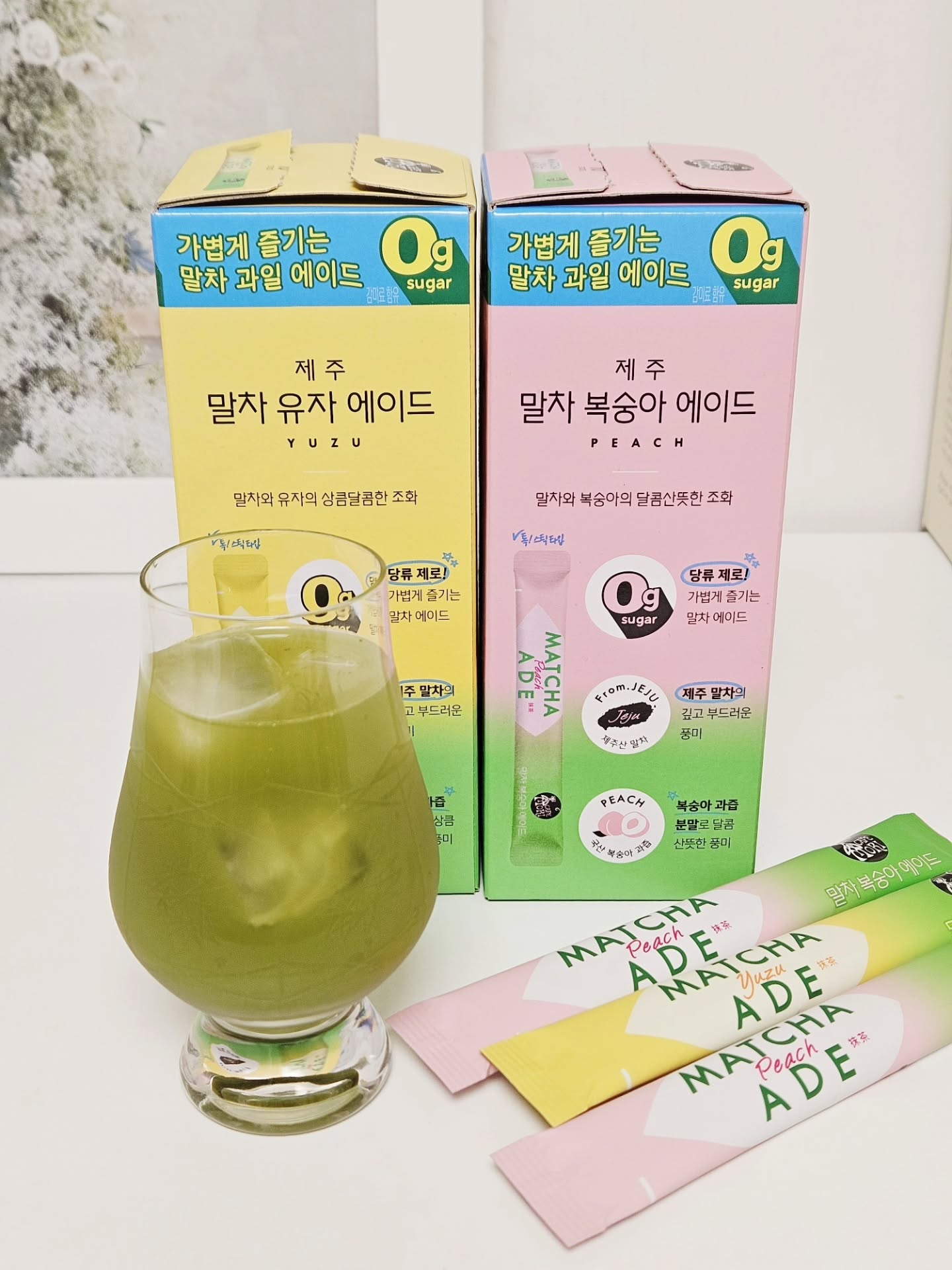 #협찬 더운 여름 시원하게 집에서 즐기는 말차에이드 🍸
말차 좋아하시는 분들 여기여기 모여라 🖐🏻

어디서도 먹어본 적 없는 제주산 말차와 에이드의 조합!
제로슈거로 당이 걱정되시는 분들도 가볍게 드실 수 있어요

에이드라고 아이스만 ? ❌
따듯하게도 즐길 수 있는 카페느낌의 말차에이드

[만드는 방법]
ICED ➡️ 정수 150ml에 넣고 녹인 후 얼음을 넣어 잘 저어 먹기
HOT ➡️ 뜨거운 물 200ml에 붓고 잘 저어 먹기

[맛]
🍑 말차 복숭아 에이드 🍑
말차의 깊은 풍미에 복숭아를 더한 달콤 산뜻한 에이드
🍋 말차 유자 에이드 🍋
말차의 깊은 풍미에 유자를 더한 상큼 달콤한 에이드

저는 개인적으로 상큼한 맛이 더해진 유자가 더 맛있게 느껴지더라고요👍🏻

* HACCP 인증
* 1포당 카페인 6-7mg

쟈뎅 인스타 ➡️ @jardin_official

#쟈뎅 #까페모리 #제주말차 #말차에이드