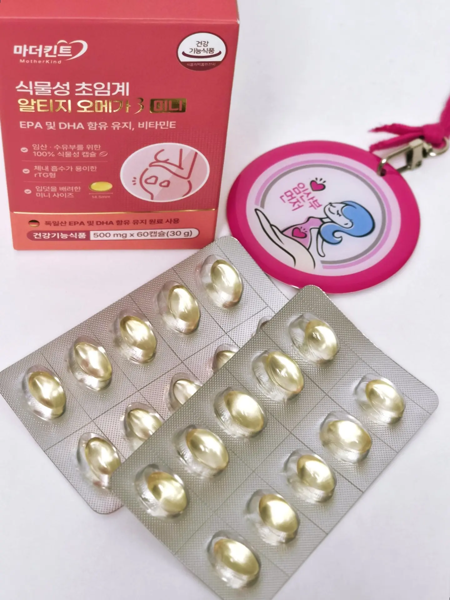 #협찬 
임신준비부터 출산후까지 챙기는 마더킨트 알티지 오메가3
저는 영양제 먹기가 힘들 정도로 입덧이 심했어요..

그래서 임신중 필수 영양제라는 오메가3는 
특히나 대부분 정제가 커서 고르는 게 쉽지 않았는데,
마더킨트로 정착할 수 있었던 건 미니사이즈기 때문에 
입덧때도 편하게 섭취가 가능했어요 !

세계 1위 원료사인 독일 KD파마의 오메가3 원료를 사용했고,
게다가 체내 흡수가 용이한 알티지,
임신/수유부를 위한 100% 식물성 캡슐이랍니다.
여기에 비타민E로 항산화까지 챙길 수 있다는!!

전문 의료진이 설계해 임산부, 태아가 안심할 수 있도록
수유부도 섭취가 가능하도록 만든 제품이라고 하니 
믿고 먹을 수 있었네요.

[섭취방법]
1일 1회 1캡슐을 물과 함께 섭취하면 된답니다.
하루에 한번만 섭취하면 되서 간편하더라고요.

100% 환불제도로 제품에 대한 자신감에 신뢰가 가요.

✔️임산부 오메가3 알아보시는 분
✔️출산후 오메가3 알아보시는 분
✔️비린맛 없는 식물성 오메가3 알아보시는 분
✔️캡슐 크기 작은 오메가3 원하시는 분
✔️안심하고 섭취할 수 있는 오메가3 찾는분
등등에게 추천드리고 싶은 마더킨트에요 !

구매처 > https://myip.kr/aPmoX

#마더킨트 #임산부오메가3 #수유부오메가3 #임산부DHA