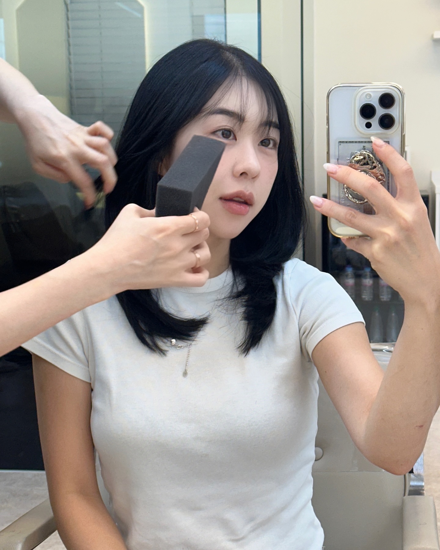 #광고 curlyshyll_official 
이젠 정말 작아진 나의 똥 💇🏻‍♀️💇🏻‍♀️.
긴머리 유지를 잘하고 있다가 갑자기 자른 이유는,,
맨날 묶고 다니는데 기를 이유가 있나 해서 싹뚝 ✂️ 잘랐고요
똥이 작아져서 가볍고, 관리가 쉬워졌어요 호홉

늘 쓰는 제품들이라 이번엔 뭐가 더 좋다 추천하기 보단
커리쉴이 올리브영에서도 살 수 있어서 편하게 선물하곤 했는데
카카오톡 선물하기에도 있어서 더 쉽게 선물 가능해요🤤✨
⠀
사용해보니 좋아서 다른 헤어제품은 보지도 않고
커리쉴만 쓰는제 주변에 선물했을 때 다들 만족해해서 뿌-듯합니댜 🧖🏻‍♀️🧖🏻

⠀
#커리쉴COC #curlyshyll #커리쉴
#두스델리스 #잠실미용실 #석촌미용실 #송파미용실
#중단발레이어드컷 #레이어드컷 #헤어관리 #두피관리
⠀