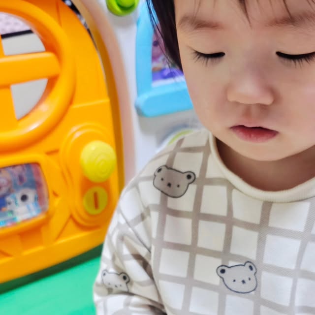 #협찬
💟 굿게임에듀 노리낱말카드

기존에 한글카드가 있었는데
구분에 따라 묶음으로 묶어서 쓸 수 있는
노리낱말카드 딱이다 싶어서 구매했어요~

동물은 동물끼리, 사물은 사물끼리
그룹핑한 기준으로 한글카드 뒷면 컬러도 같은컬러고
고리로 끼어서 관리할 수 있어서 진짜 편해요!!😍

게다가 요즘 유행이라는 펠트 바구니까지
들어있어서 그룹으로 묶은 낱말카드들을
담아서 관리하기가 진짜 초간편~!!👍🏻
 
직접 낱말카드에 써서 쓸 수 있는
백지카드도 있어서 엄마, 아빠 등을 붙일 수도 있음!!
완전 유용 그자체 노리낱말카드~~📖
조카가 너무 좋아해서 세상 뿌듯!!!🥰

#노리낱말카드 #낱말카드 #한글카드